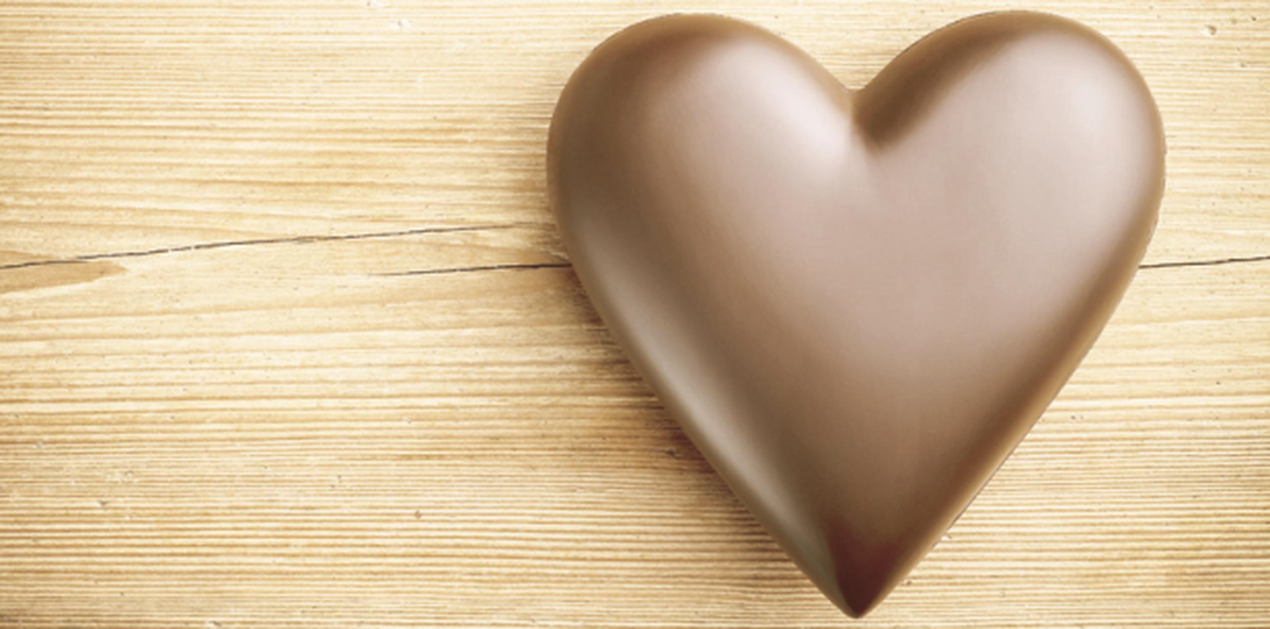 El chocolate negro te mantiene satisfecho por más tiempo por su alto contenido de fibra. (Shutterstock)
