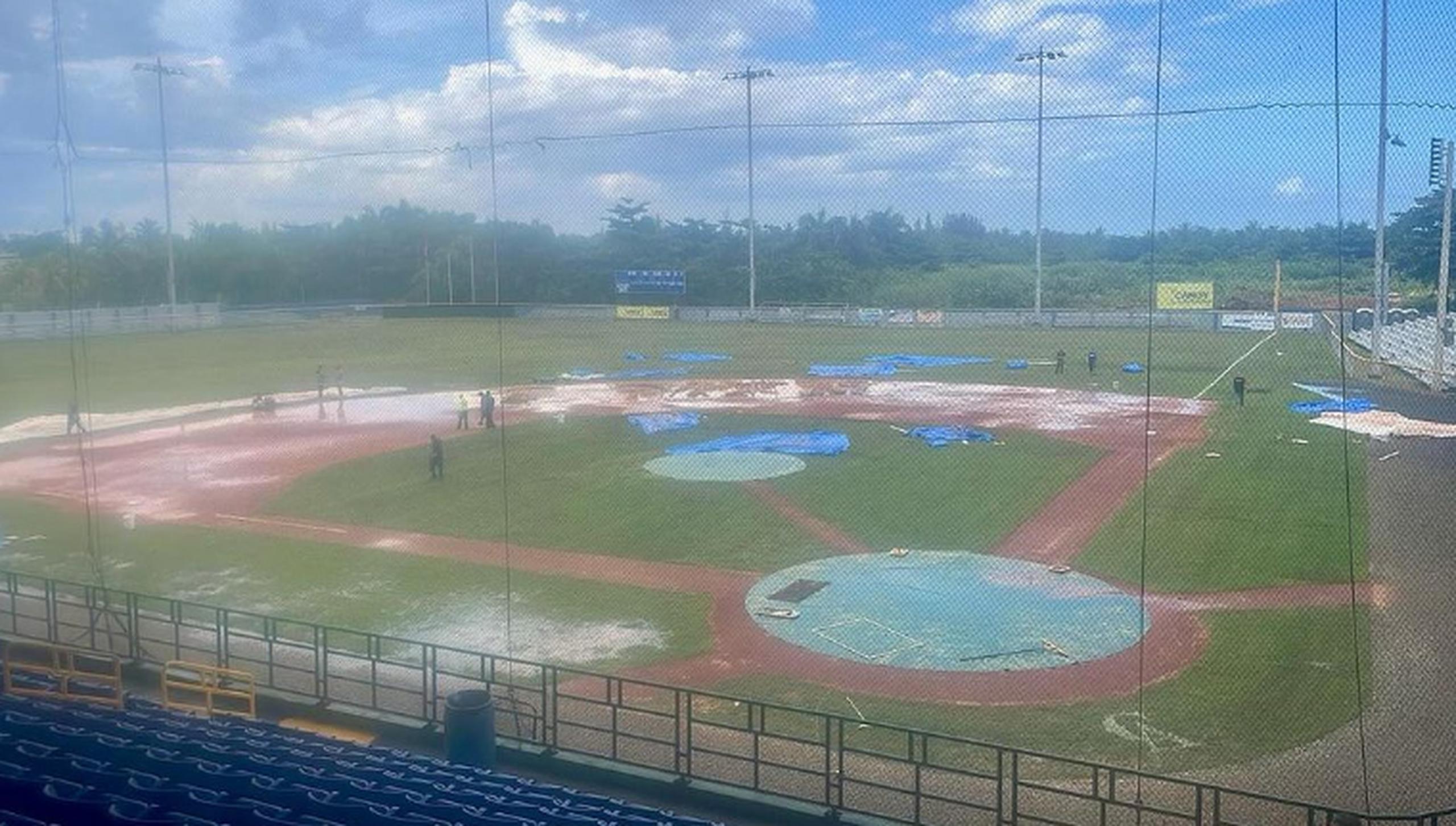 Los empleados trabajaron arduamente sobre el terreno en el estadio Juan 'Cheo' López de Camuy, pero la lluvia ganó 'la batalla'.