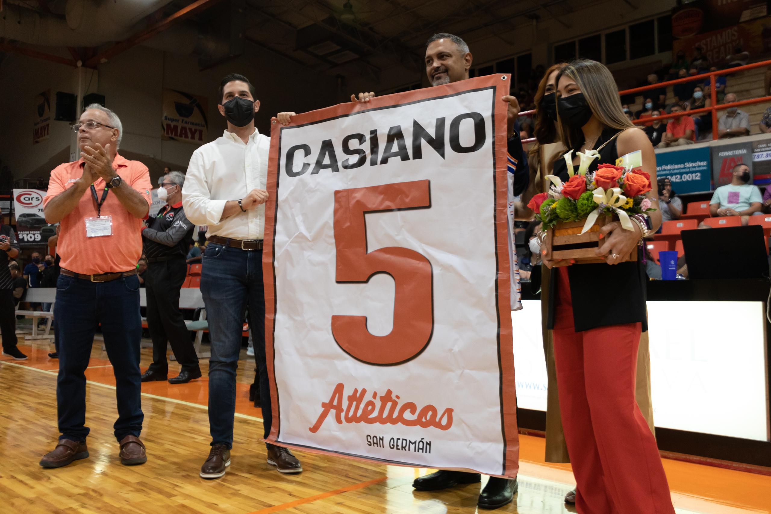 Los Atléticos retiraron el número de Eddie Casiano el año pasado, antes de que se diera la posibilidad de que lo contrataran para dirigirlos y revivir el básquet en el pueblo.
