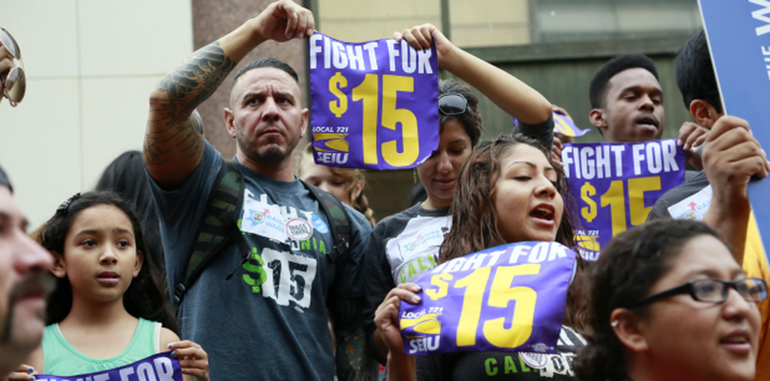 Obreros se manifiestan por lograr el alza al salario mínimo. (AP)
