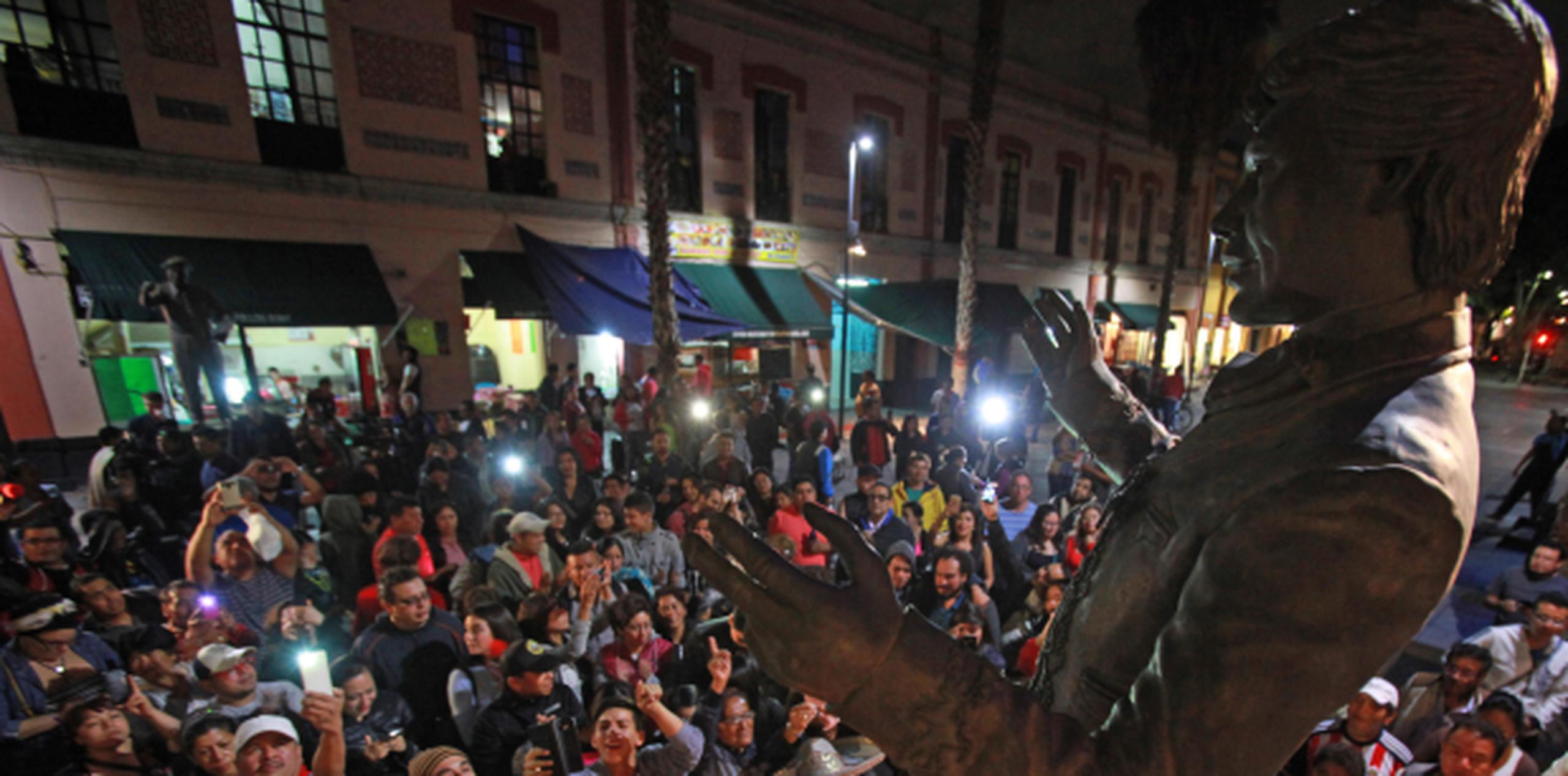 Una multitud se congregó anoche alrededor de la estatua de Juan Gabriel en la Plaza Garibaldi. (Archivo)