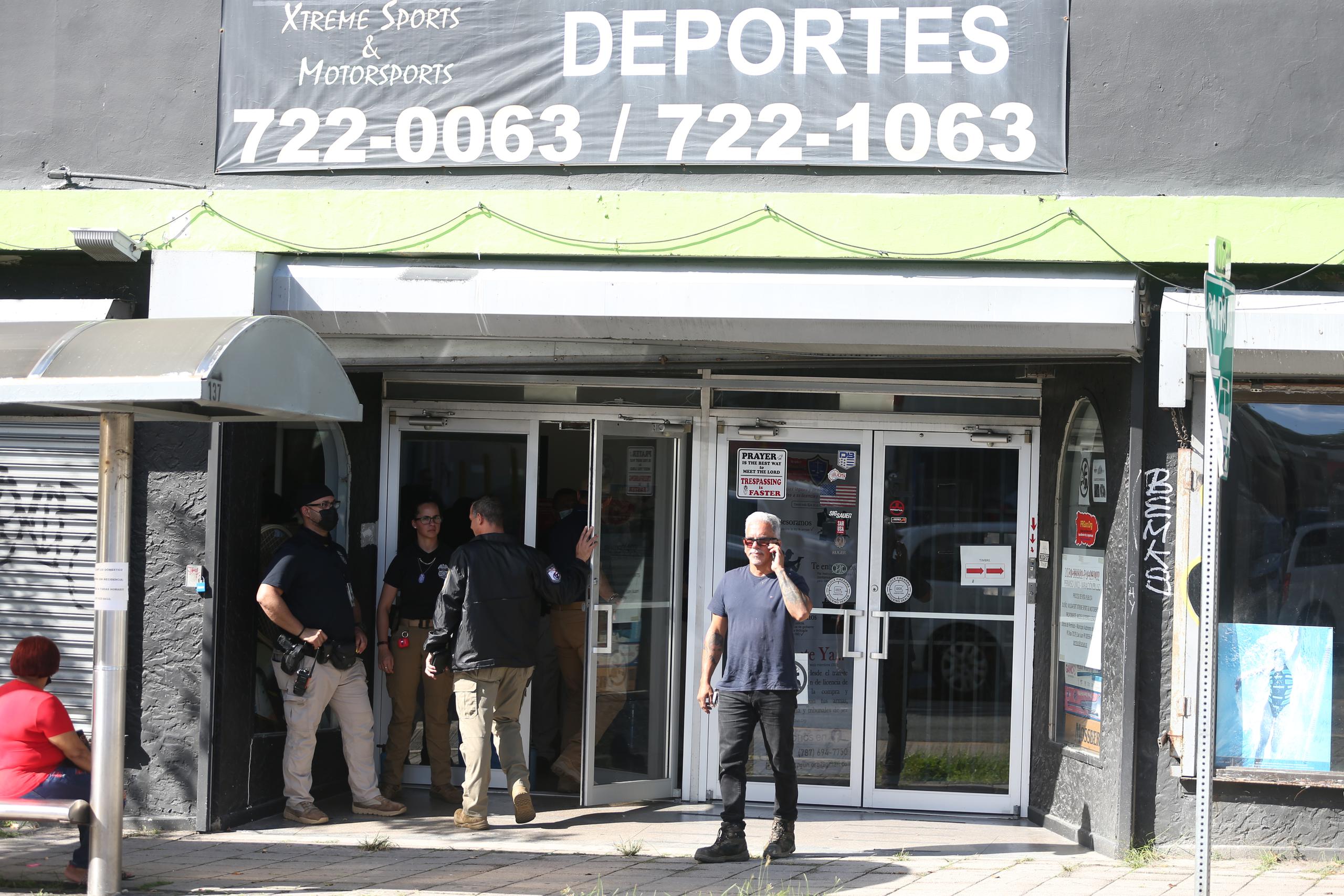El pasado 16 de agosto, agentes de la Agencia de Alcohol, Tabaco, Armas de Fuego y Explosivos realizaron un allanamiento en la armería Mudafort Xtreme Sports, ubicada en Santurce.