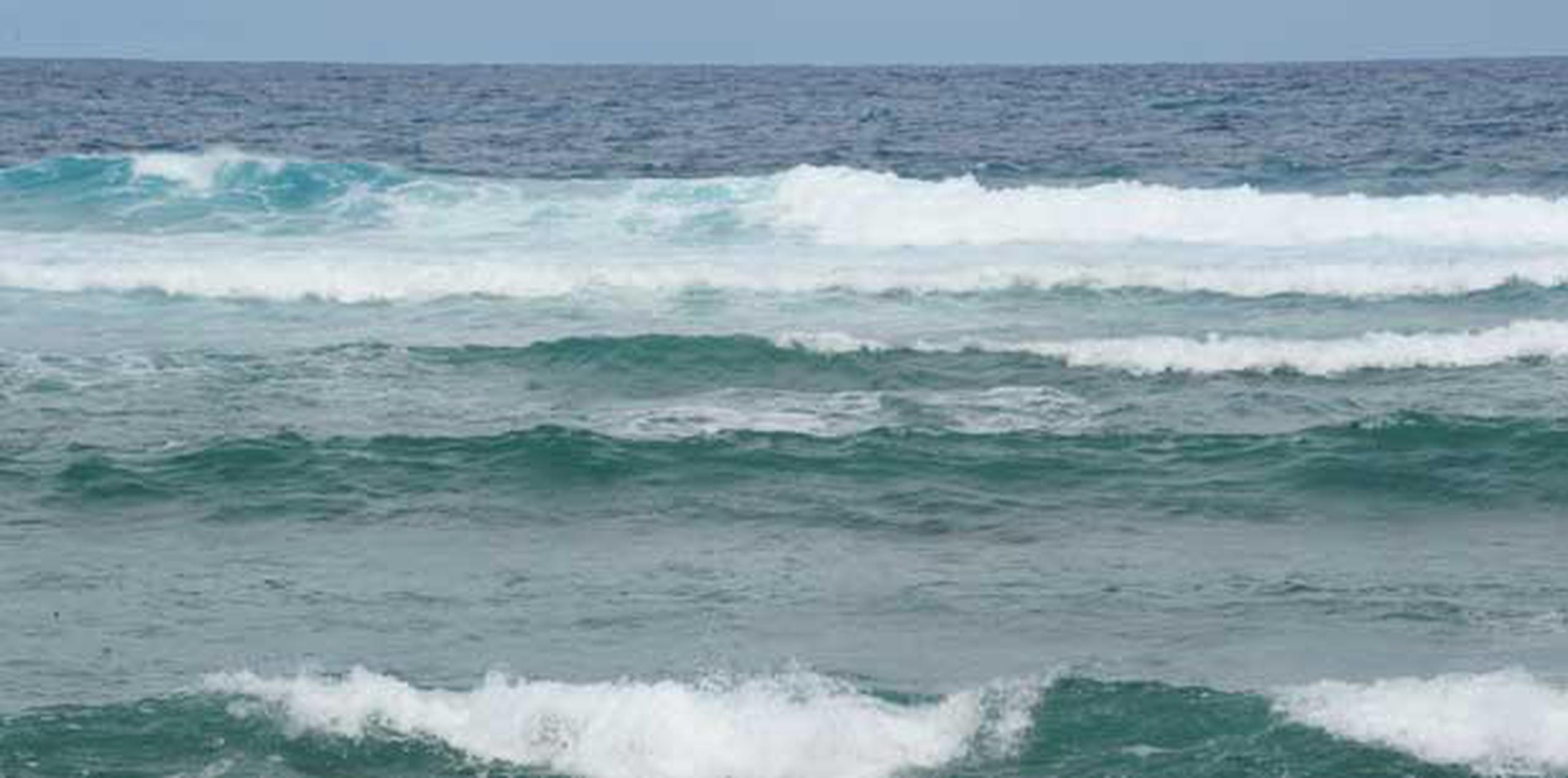 Las olas están entre cuatro a seis pies, por lo que se les recomienda a los navegantes que ejerzan precaución. (Archivo)