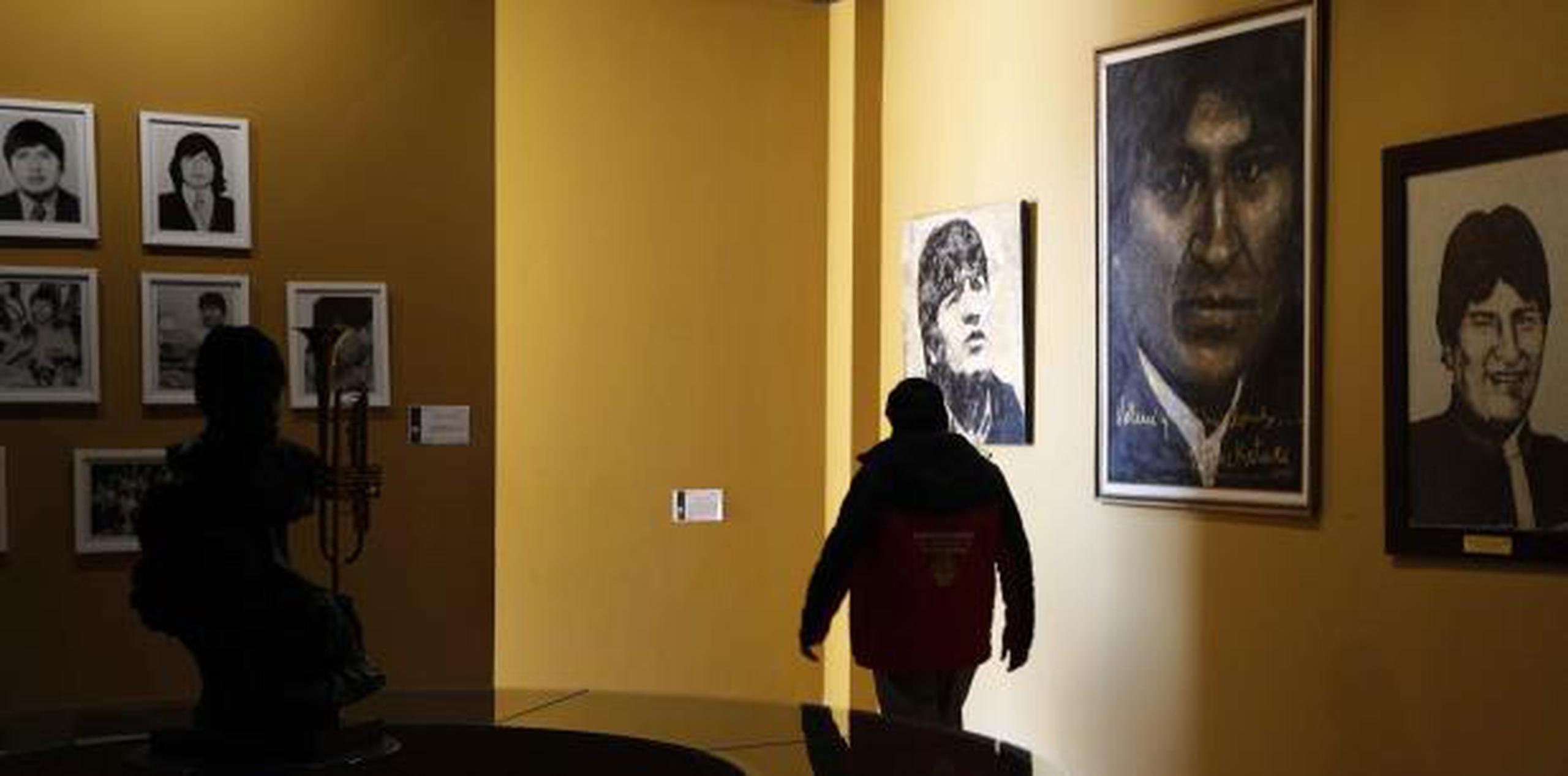 Diversas fotos del presidente Evo Morales adornan parte de uno de los salones del museo. (AP)