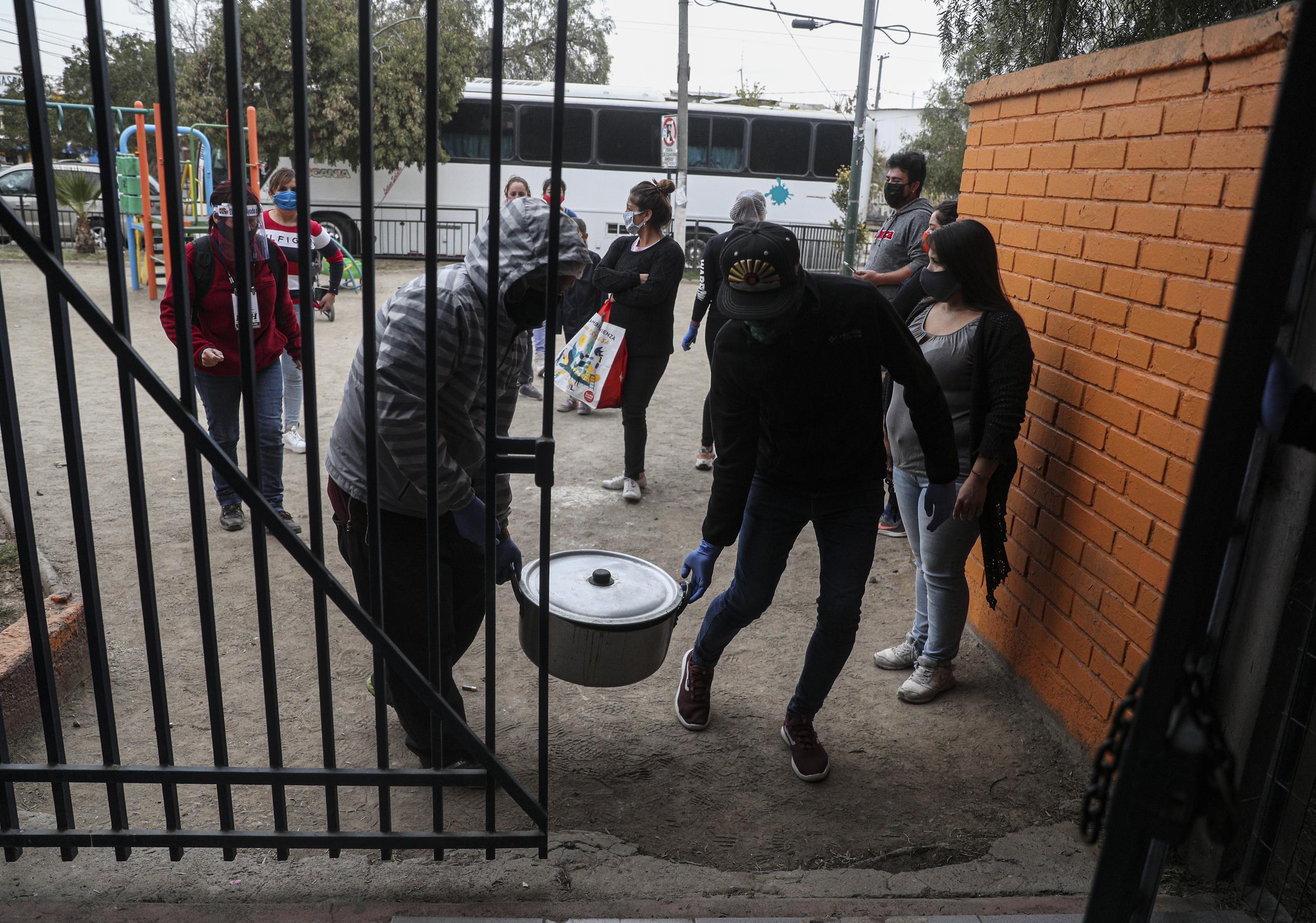 En las pequeñas barriadas de Nocedal 1, 2 y 3, en Puente Alto, igual número de ollas populares entregaron 120 platos humeantes con lentejas el jueves y 170 con tallarines con salsa de tomate el viernes. (AP)