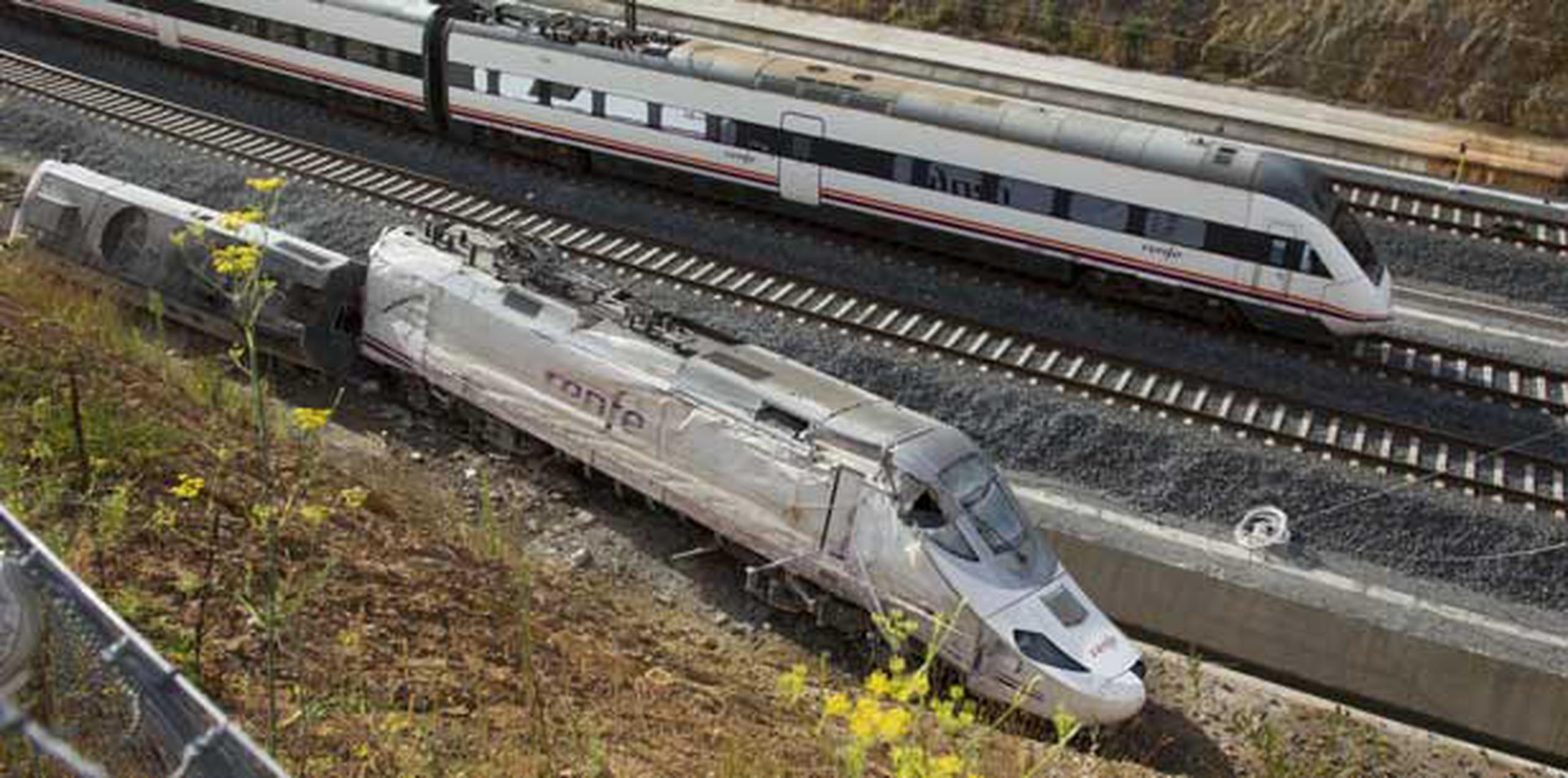 Entre las víctimas mortales del accidente ferroviario hay 69 españoles y tres extranjeros. (AP/Lalo R. Villar)