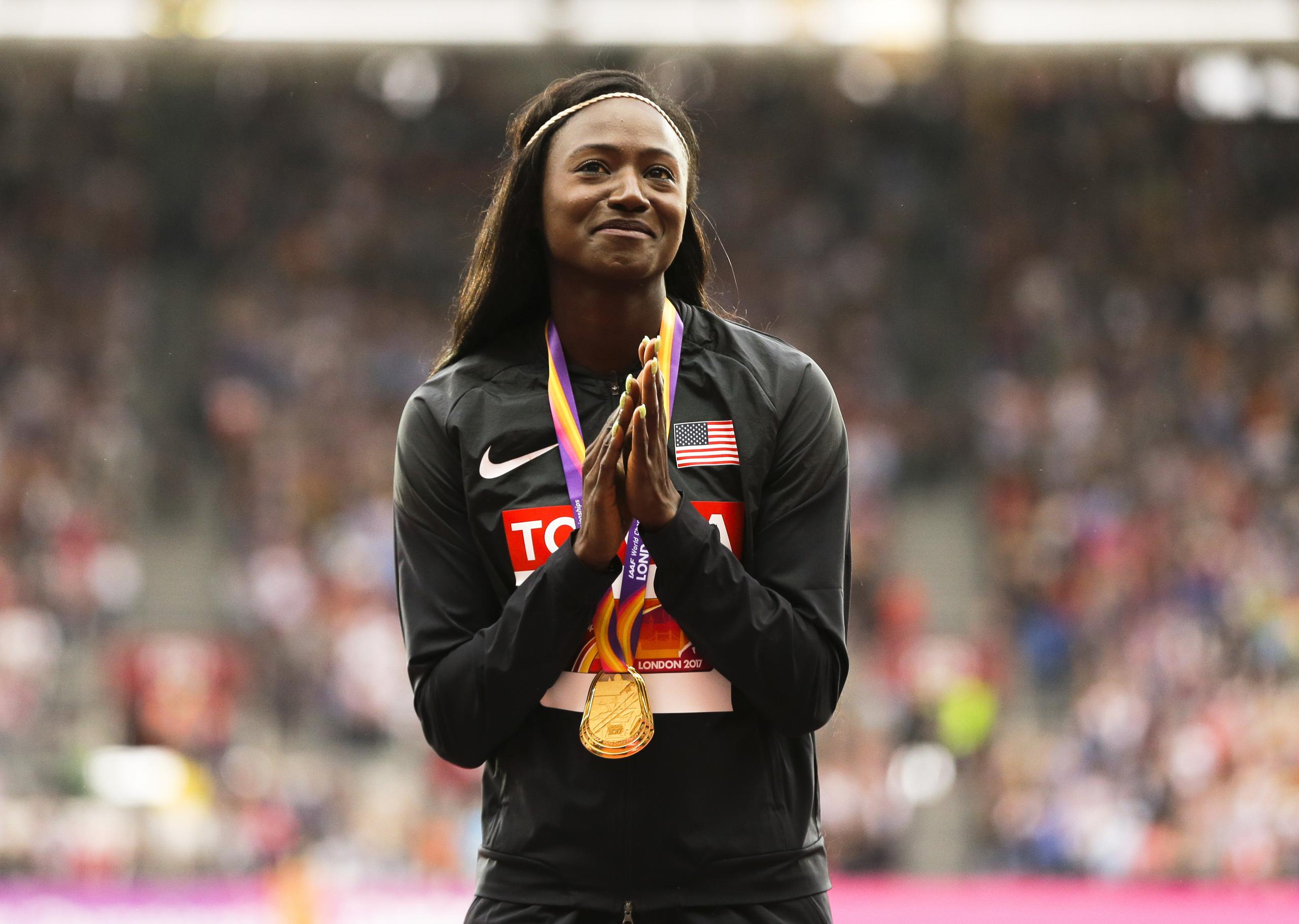 Tori Bowie aparece aquí celebrando la medalla de oro de los 100 metros que ganó en el Campeonato Mundial de Atletismo del 2017.