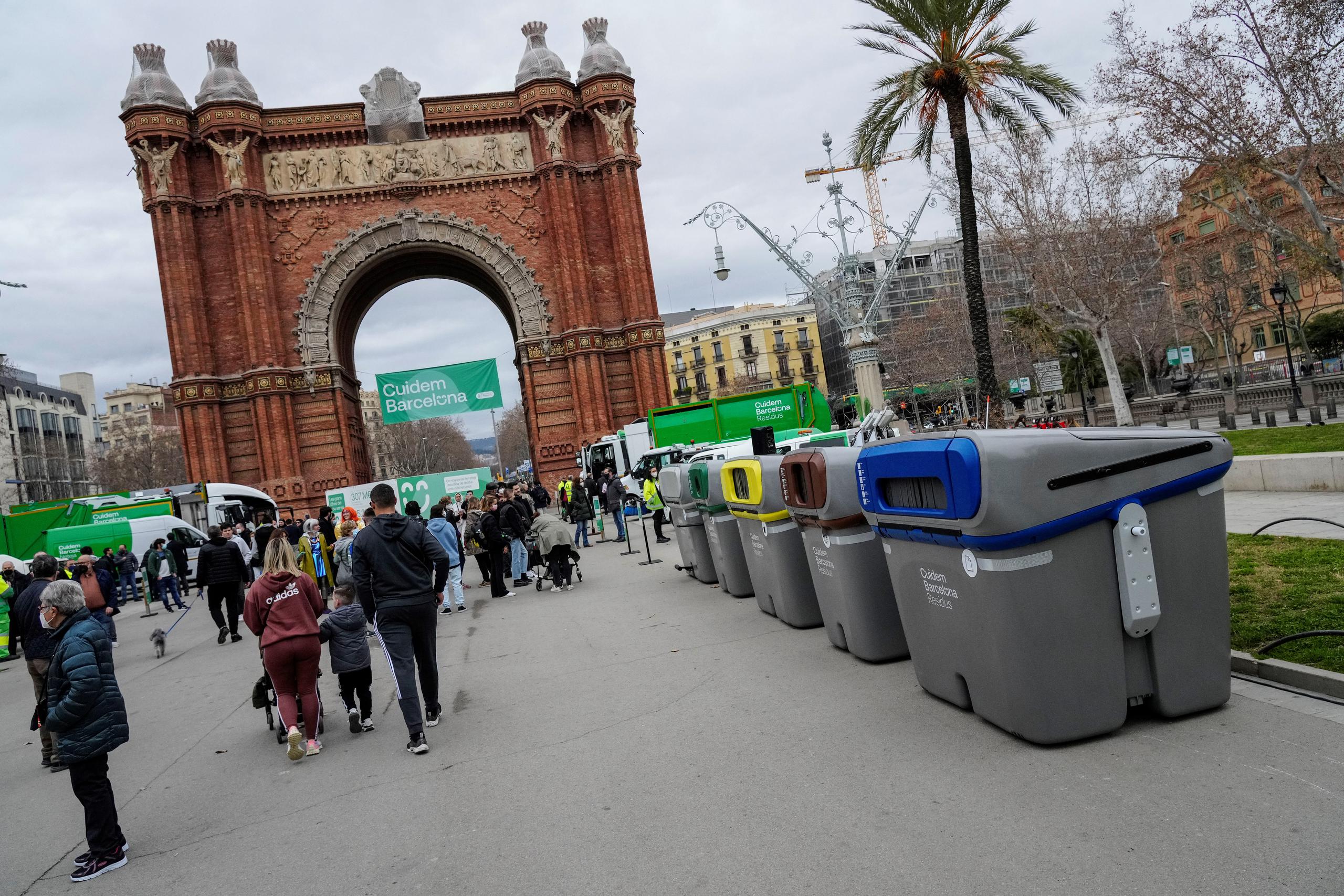 Contenedores de recogida de residuos en Barcelona. EFE/Enric Fontcuberta

