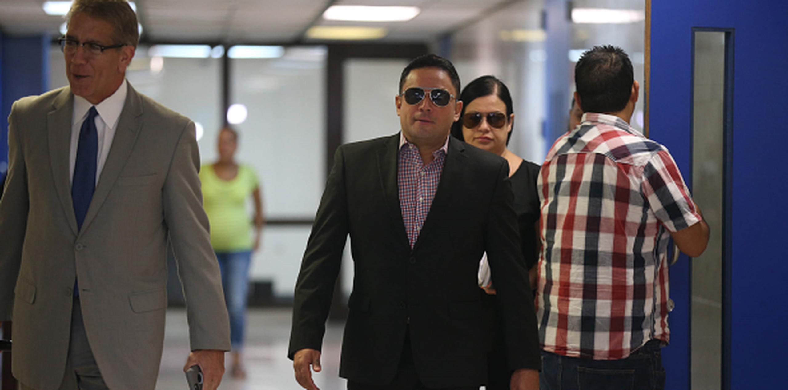 "Me dan mis estrujones bien chévere", expresó el cantante, aquí a su salida del tribunal con su abogado Ricardo Carrillo. (VANESSA.SERRA@GFRMEDIA.COM)