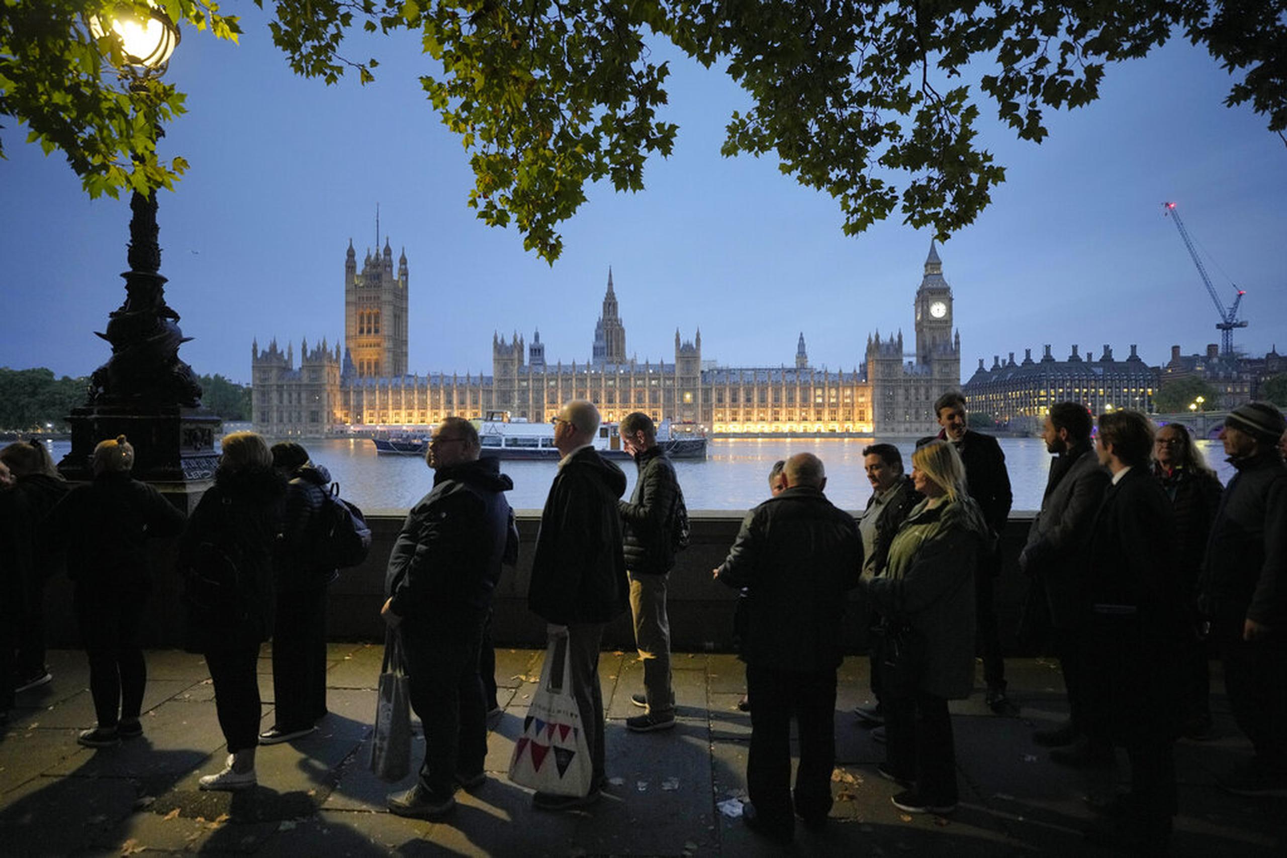 Gente haciendo fila para presentar sus respetos a la fallecida reina Isabel II en el Salón de Westminster en Londres, el 15 de septiembre de 2022.