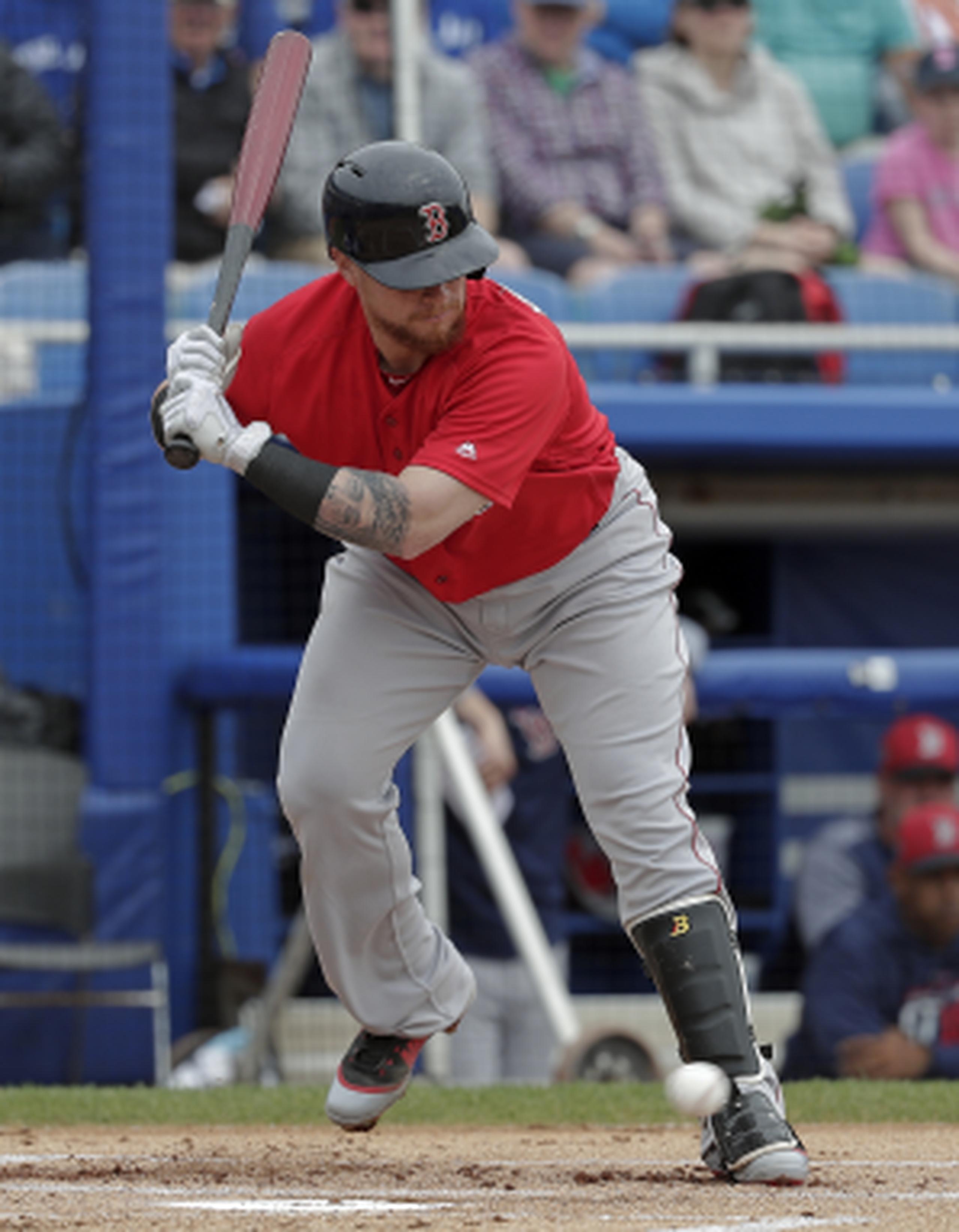 El puertorriqueño Christian Vázquez, de los Medias Rojas de Boston, trata de eludir un lanzamiento durante un encuentro de pretemporada ante los Azulejos de Toronto, el lunes 12 de marzo de 2018. (AP)