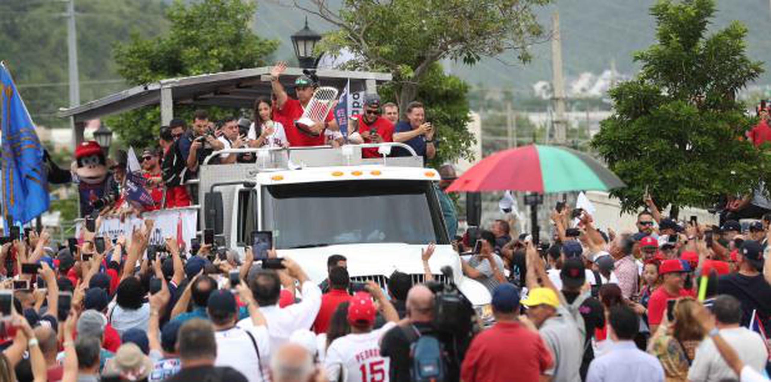 Caravana de los Medias Rojas en Caguas. (vanessa.serra@gfrmedia.com)