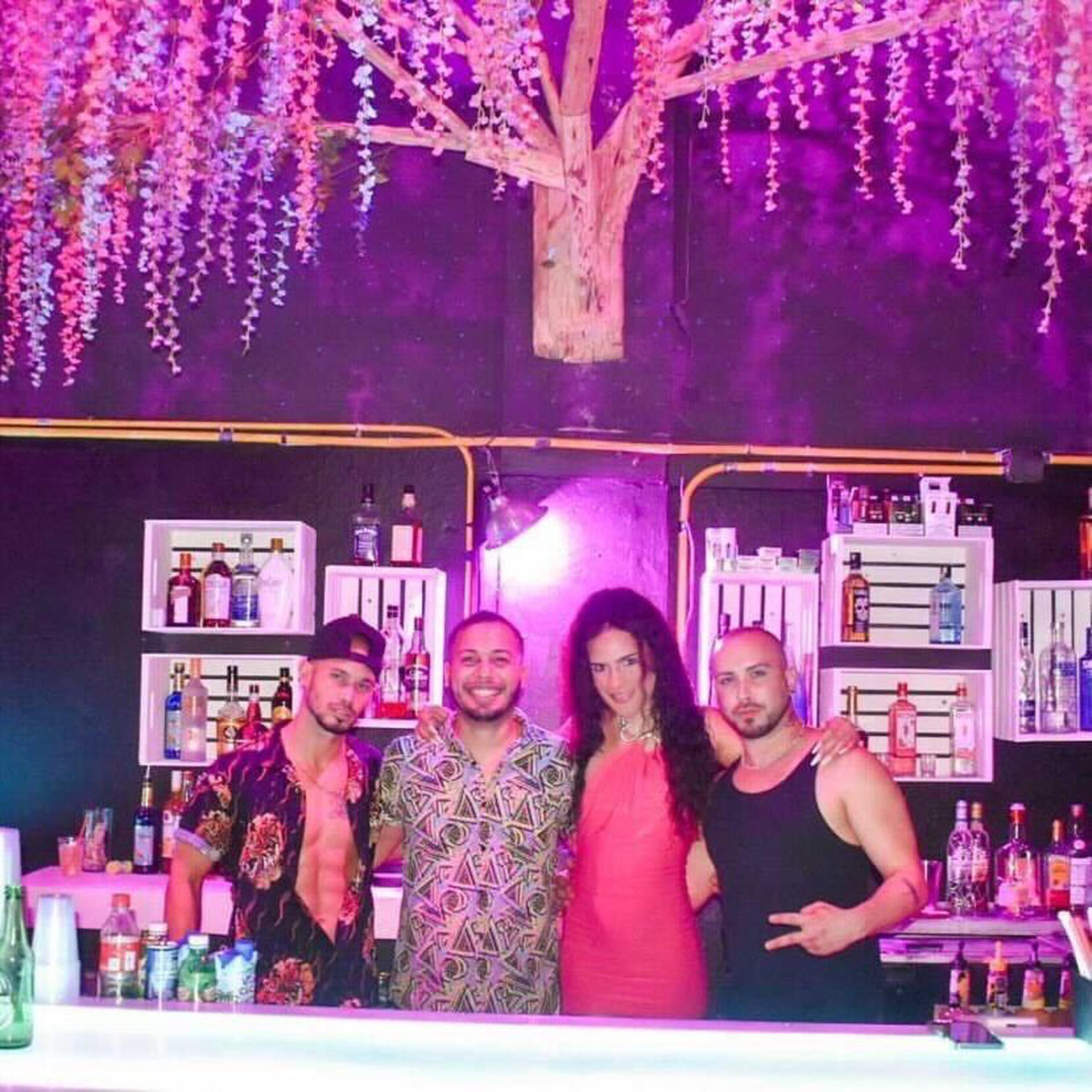 Natasha Alor, del vestido rosado, junto a sus compañeros de trabajo en Toxic Night Club.
