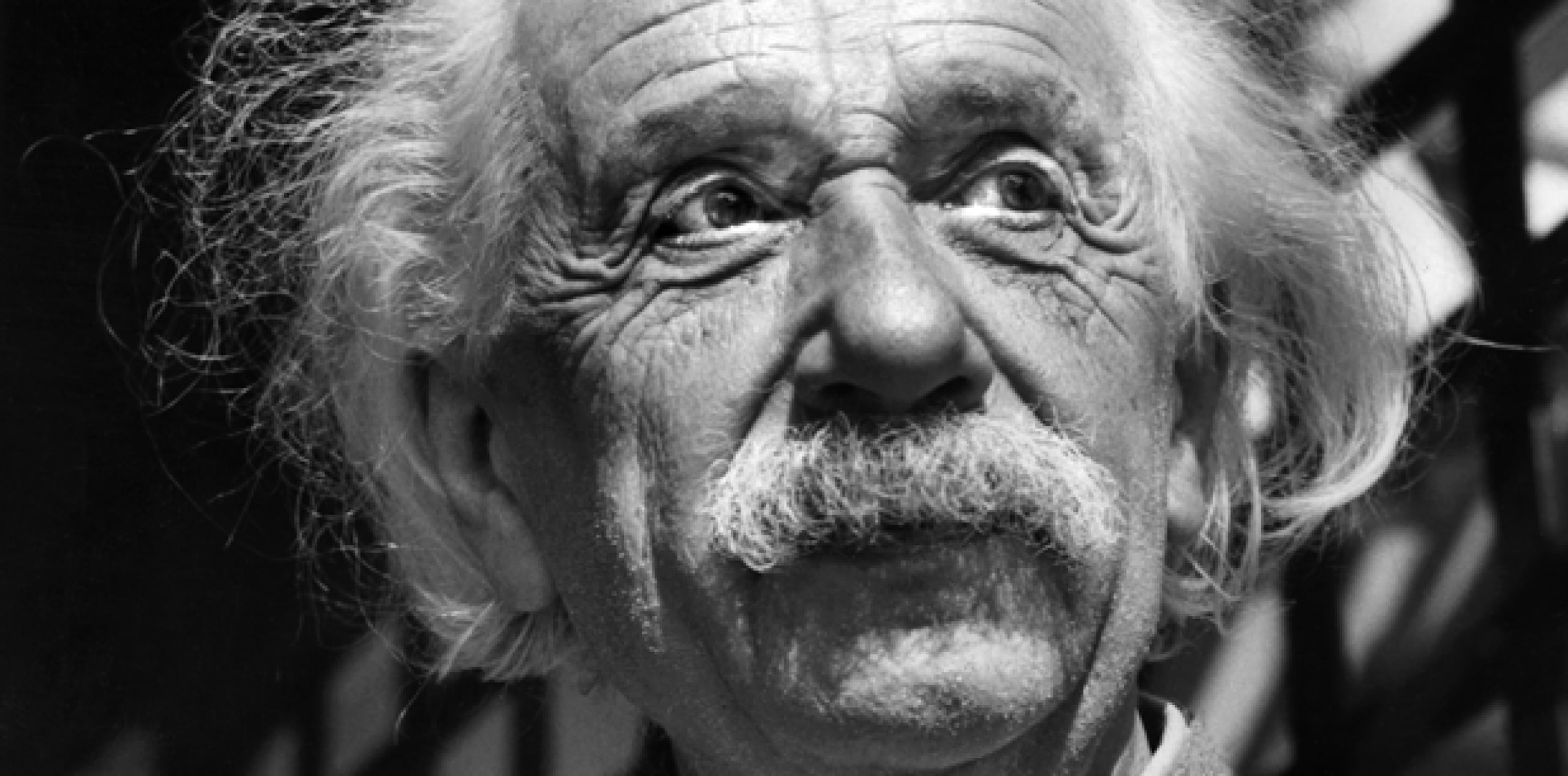 Una carta que Albert Einstein escribió a uno de sus hijos en 1945 explicándole la conexión entre su teoría de la relatividad y las bombas atómicas que Estados Unidos acababa de lanzar sobre Japón se vendió por 62,500 dólares en una subasta. (Archivo)