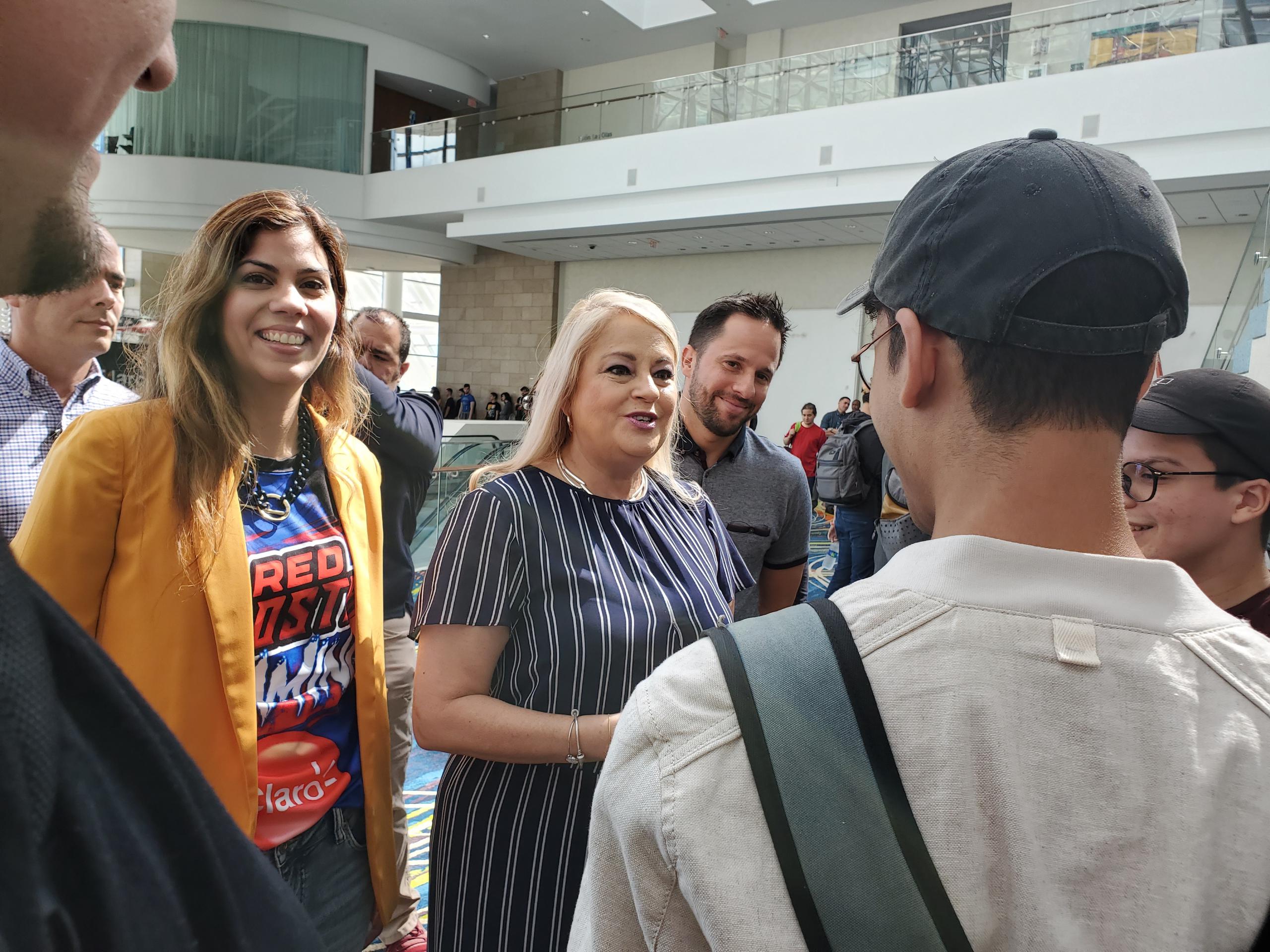 La gobernadora Wanda Vazquez conversa con participantes del evento de gaming ‘Winter Clash 2020’, que se realizó en el Centro de Convenciones Pedro Rosselló González, en Miramar.