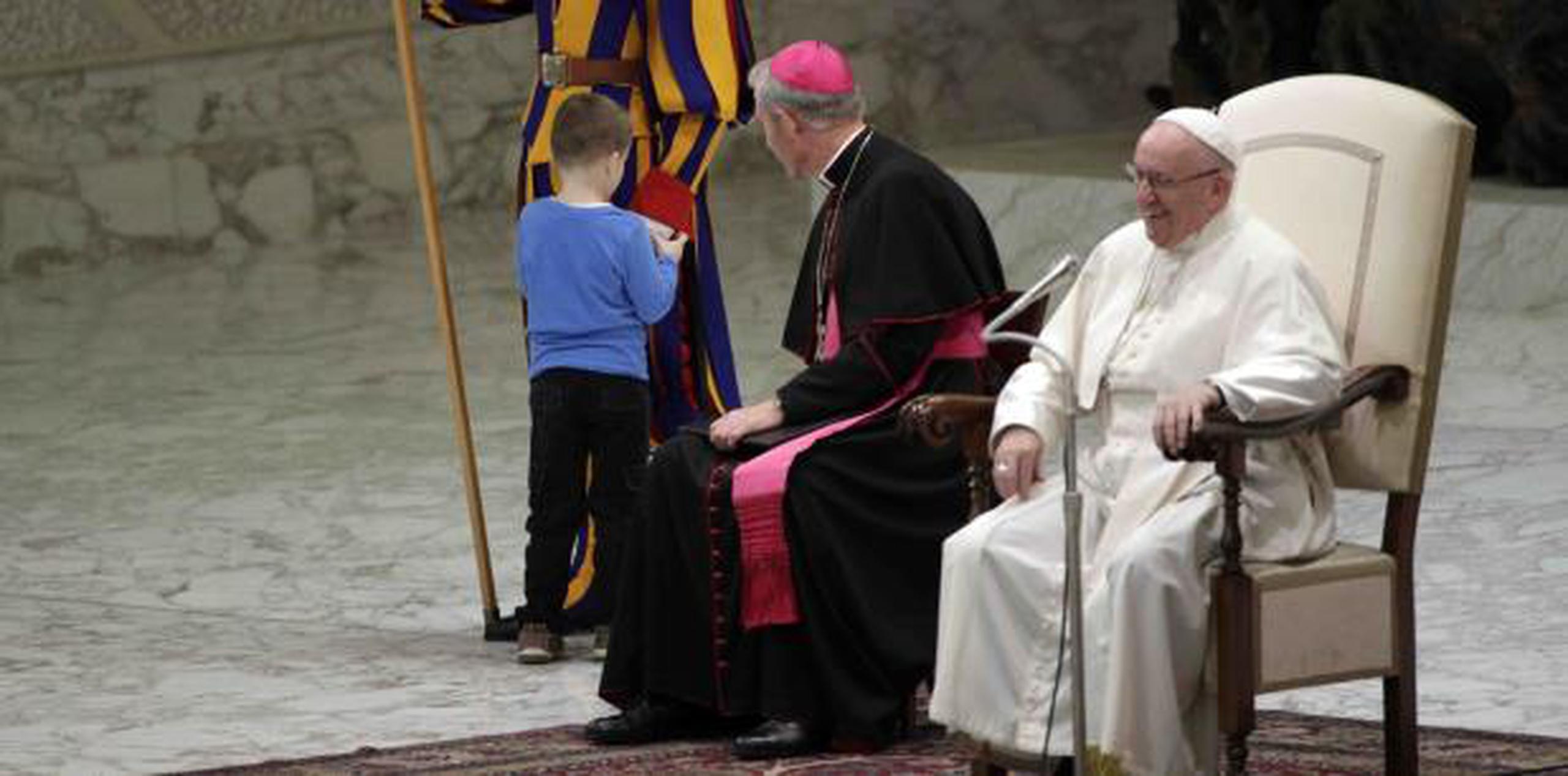 Tras los aplausos de la multitud, Francisco terminó rezando por el niño. (AP / Gregorio Borgia)