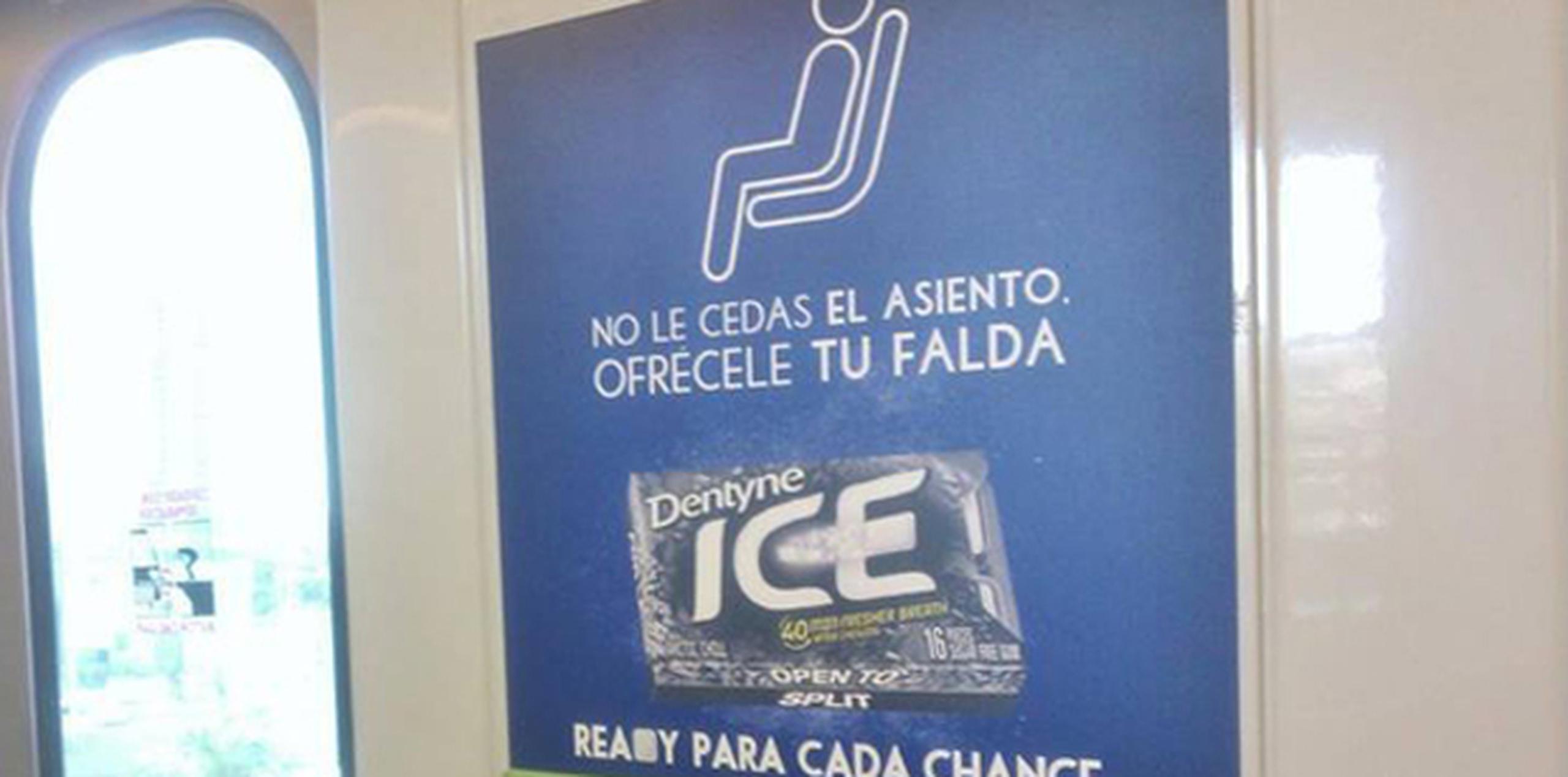 Los grupos se refieren concretamente a una campaña de la marca de chicle Dentyne que entre sus anuncios incluye uno que se podía ver en estaciones del Tren Urbano que lee: "No le cedas el asiento, ofrécele tu falda. Ready para cada chance".