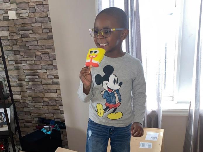 Noah, un niño de 4 años con autismo de Nueva York que sorprendió a su madre al comprar casi 3,000 dólares en paletas de hielo del famoso dibujo animado de Bob Esponja.
