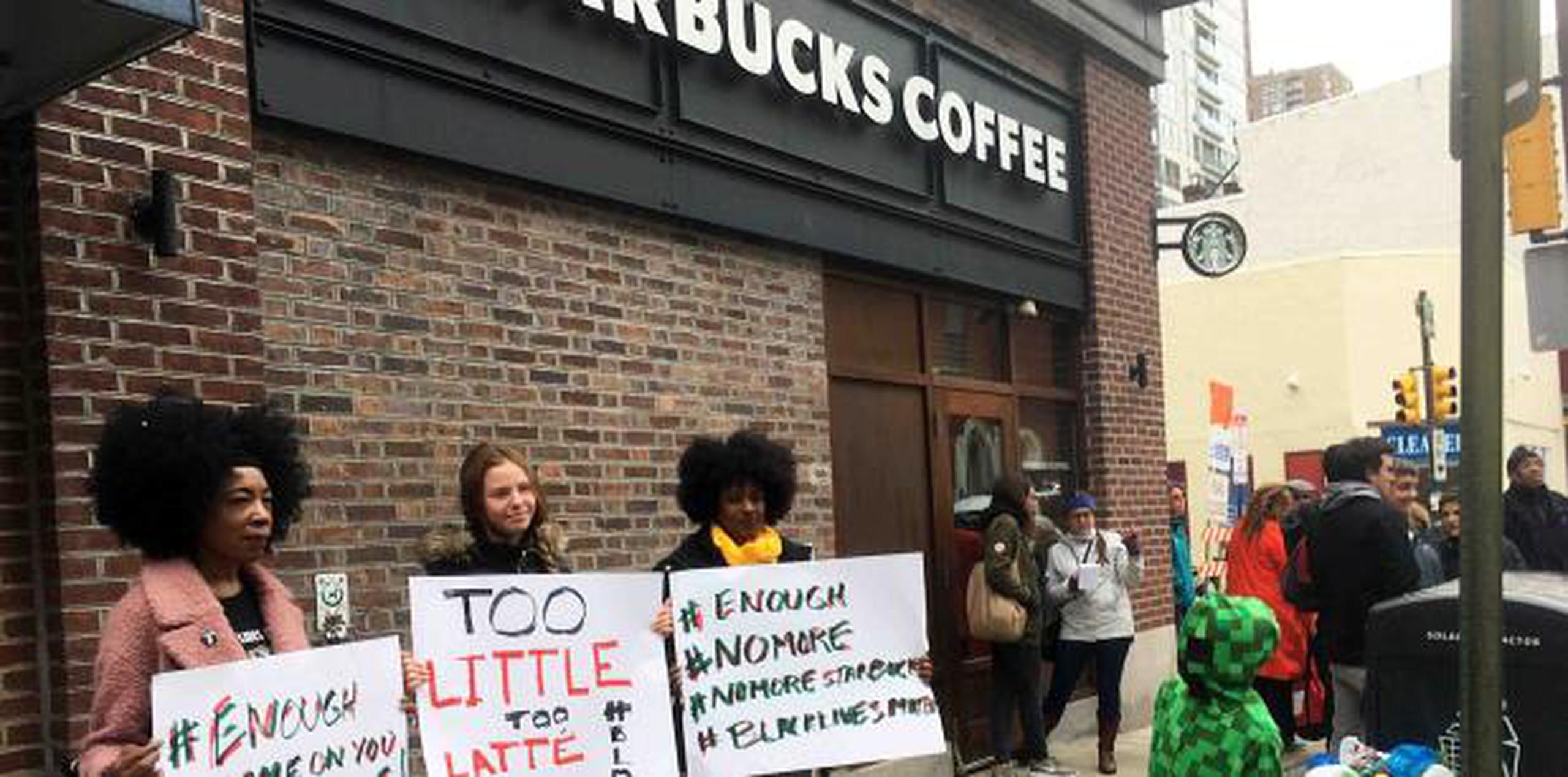 Los arrestos en Filadelfia fueron un gran bochorno para Starbucks, que se ha promovido como una empresa socialmente consciente. (Captura)