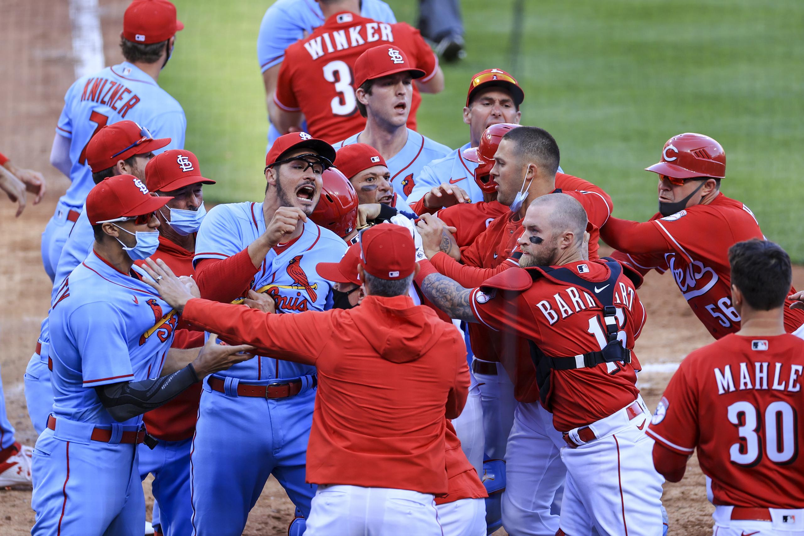 Yadier Molina (centro con la gorra puesta hacia atrás) y los Cardinals chocan con los integrantes de los Reds en un altercado en el plato.