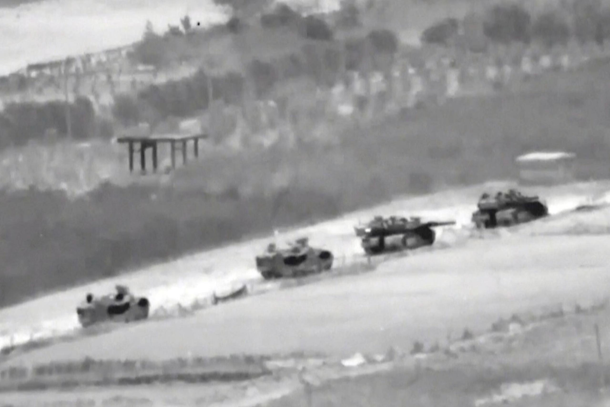 En esta imagen sin fecha tomada de un vídeo publicado por las Fuerzas de Defensa de Israel, se muestra una línea de tanques israelíes durante una incursión en la Franja de Gaza.