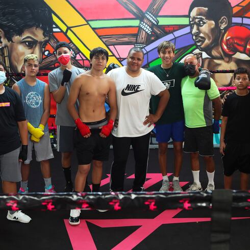 Murales de glorias del boxeo boricua inspiran a chicos y jóvenes en Bayamón