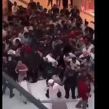 Caos y peleas en centro comercial de Dubái por comprar el iPhone 15