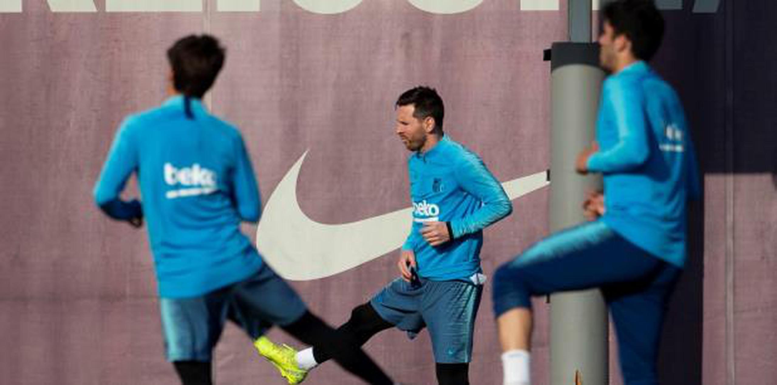 Lionel Messi (al centro) durante los entrenamientos de Barcelona hace unos días. (EFE / Enric Fontcuberta)