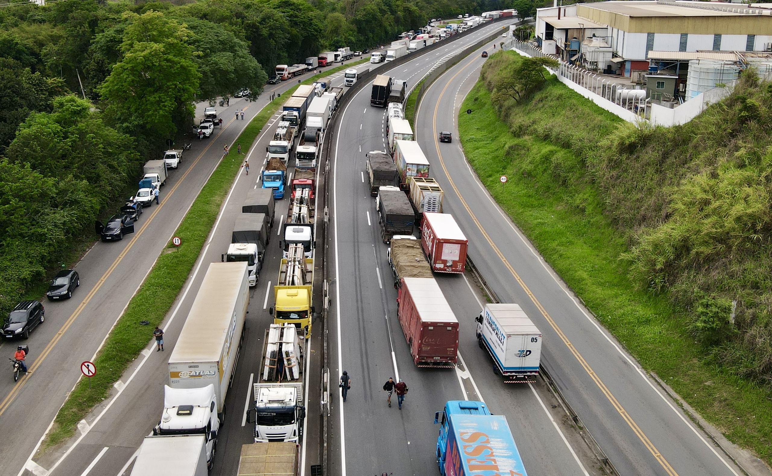 Fotografía del bloqueo de camioneros en la carretera que conecta a Sao Pablo con Río de Janeiro (Brasil). EFE/ Antonio Lacerda

