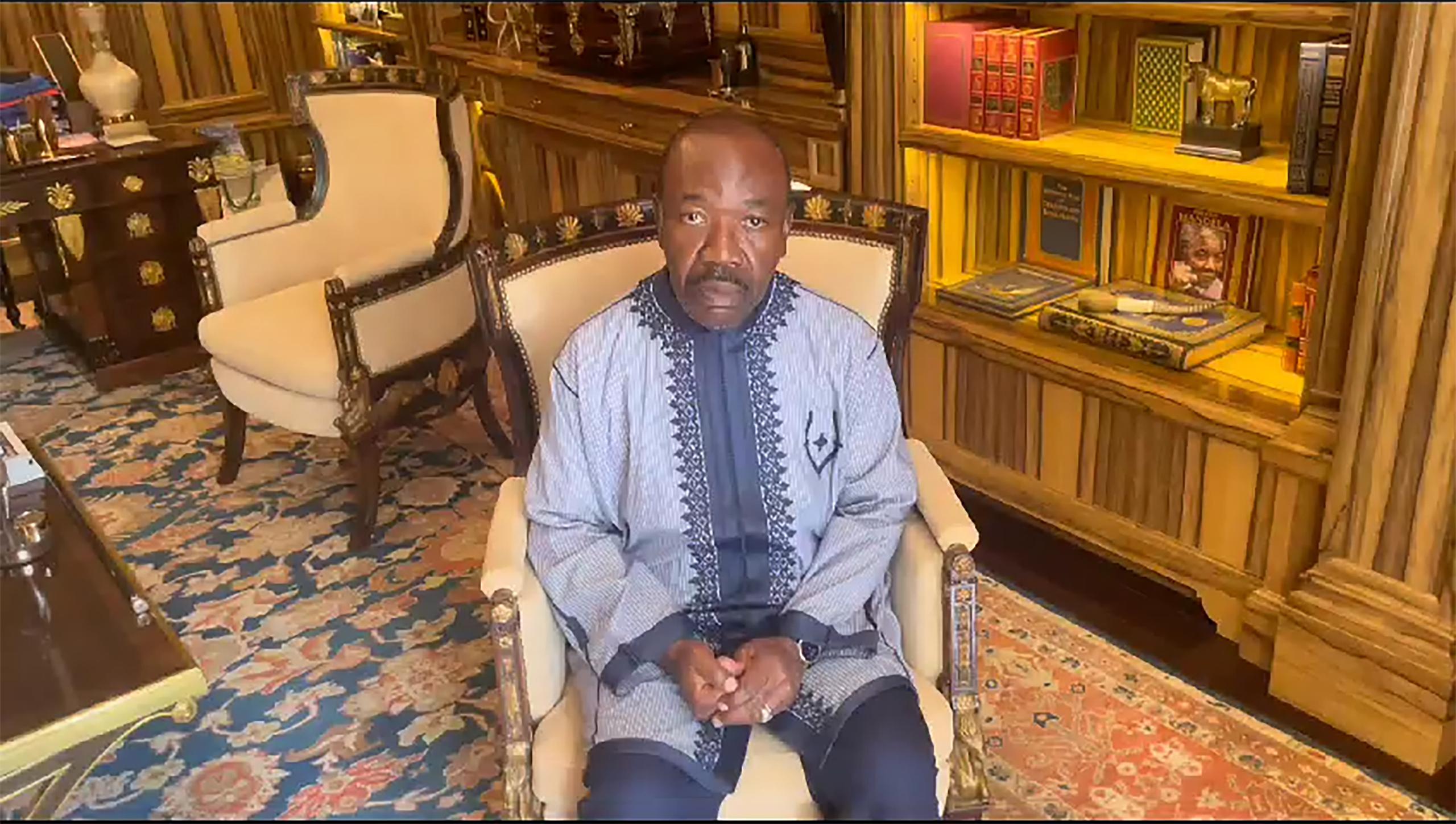 En un video grabado aparentemente desde su residencia, donde estaba retenido, el presidente, Ali Bongo Ondimba, pidió a la gente que “haga ruido” para apoyarle, pero miles salieron a la calle a celebrar el golpe.
