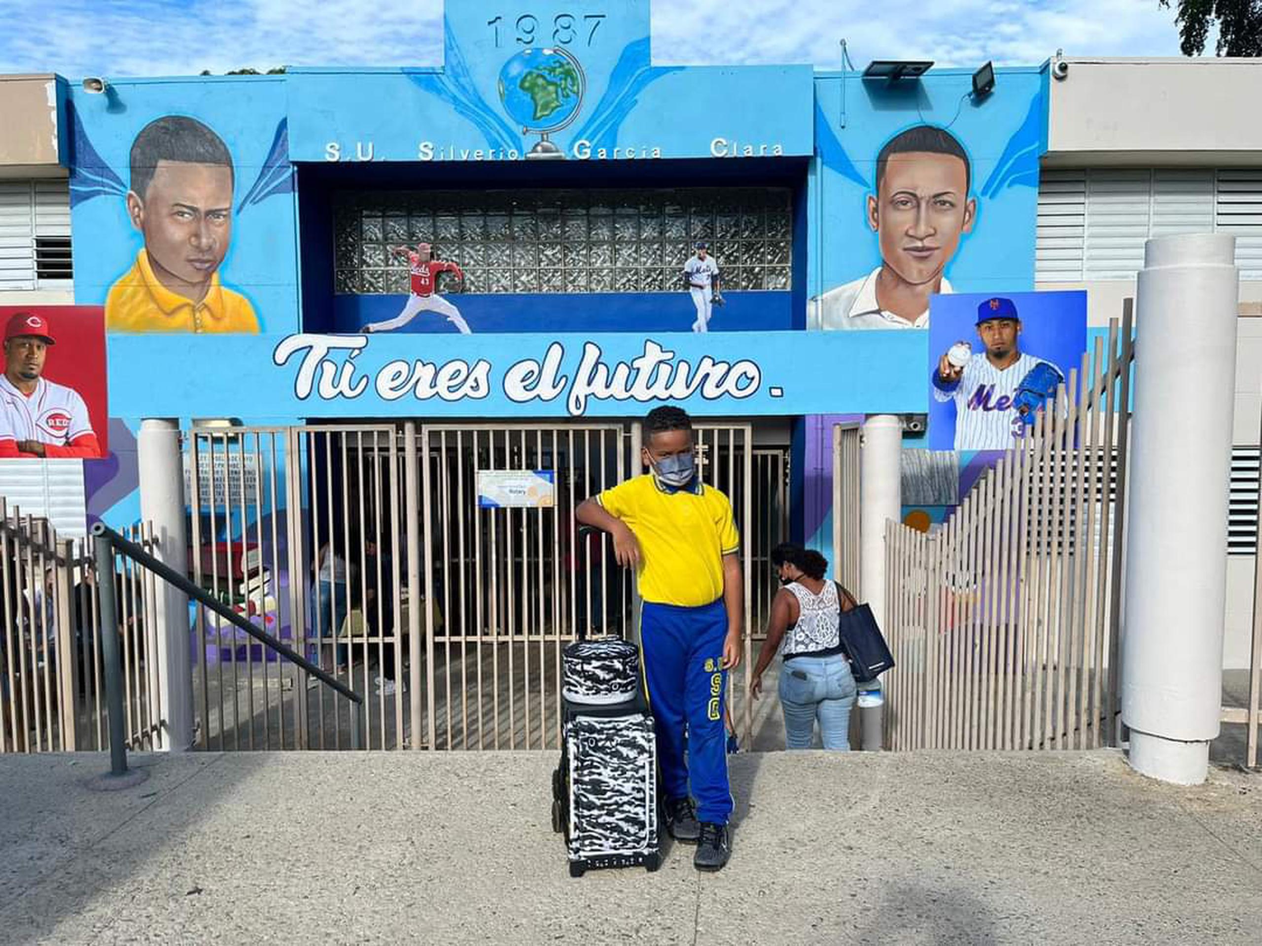 Un niño posa en la entrada de la escuela Segunda Unidad Silverio García Clara de Naguabo, donde la comunidad remozó el plantel.