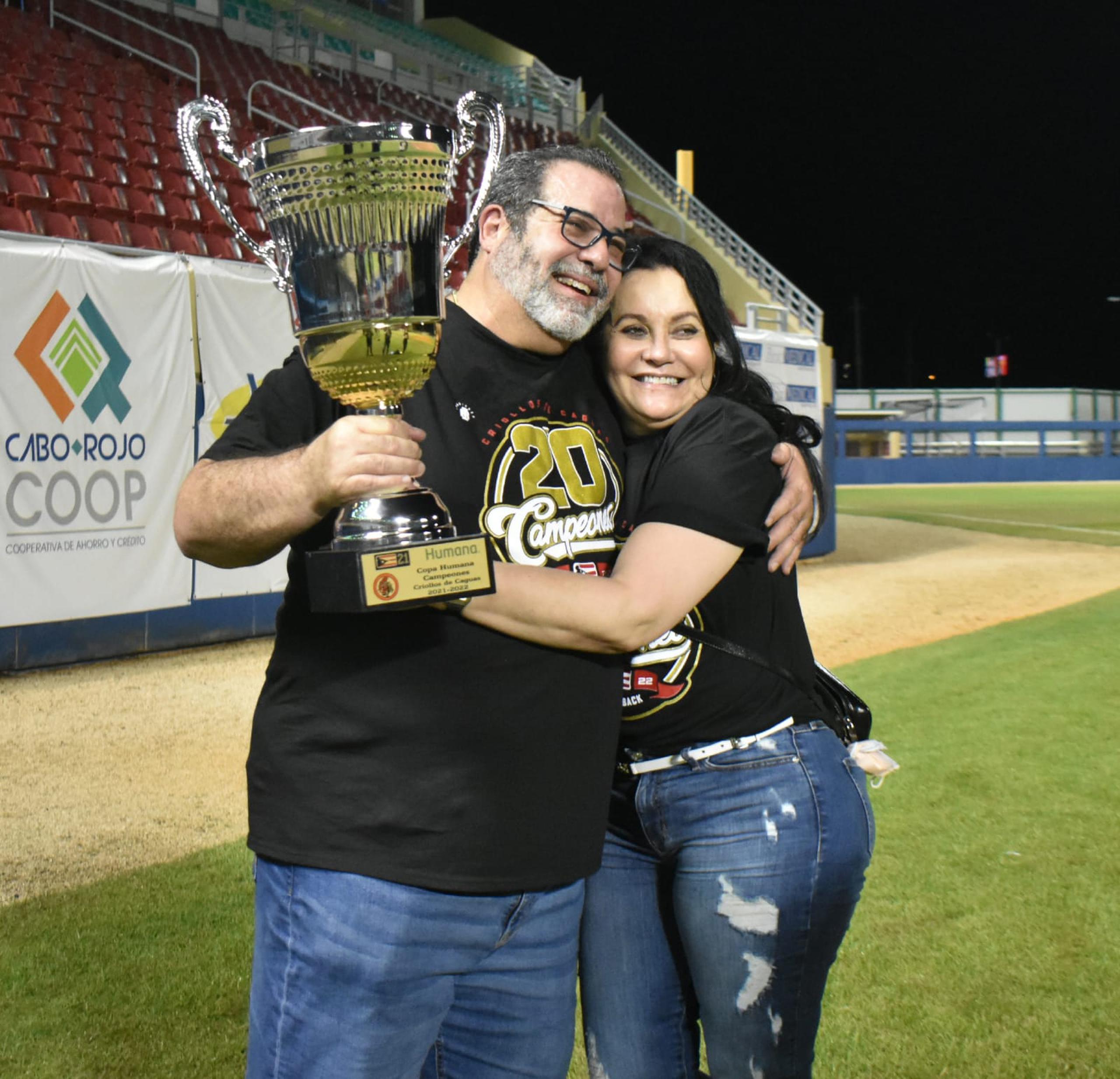 El propietario de los Criollos de Caguas, Raúl Rodríguez, aquí con su esposa Mildred Quirós, logró el jueves su sexto campeonato como presidente de la franquicia.