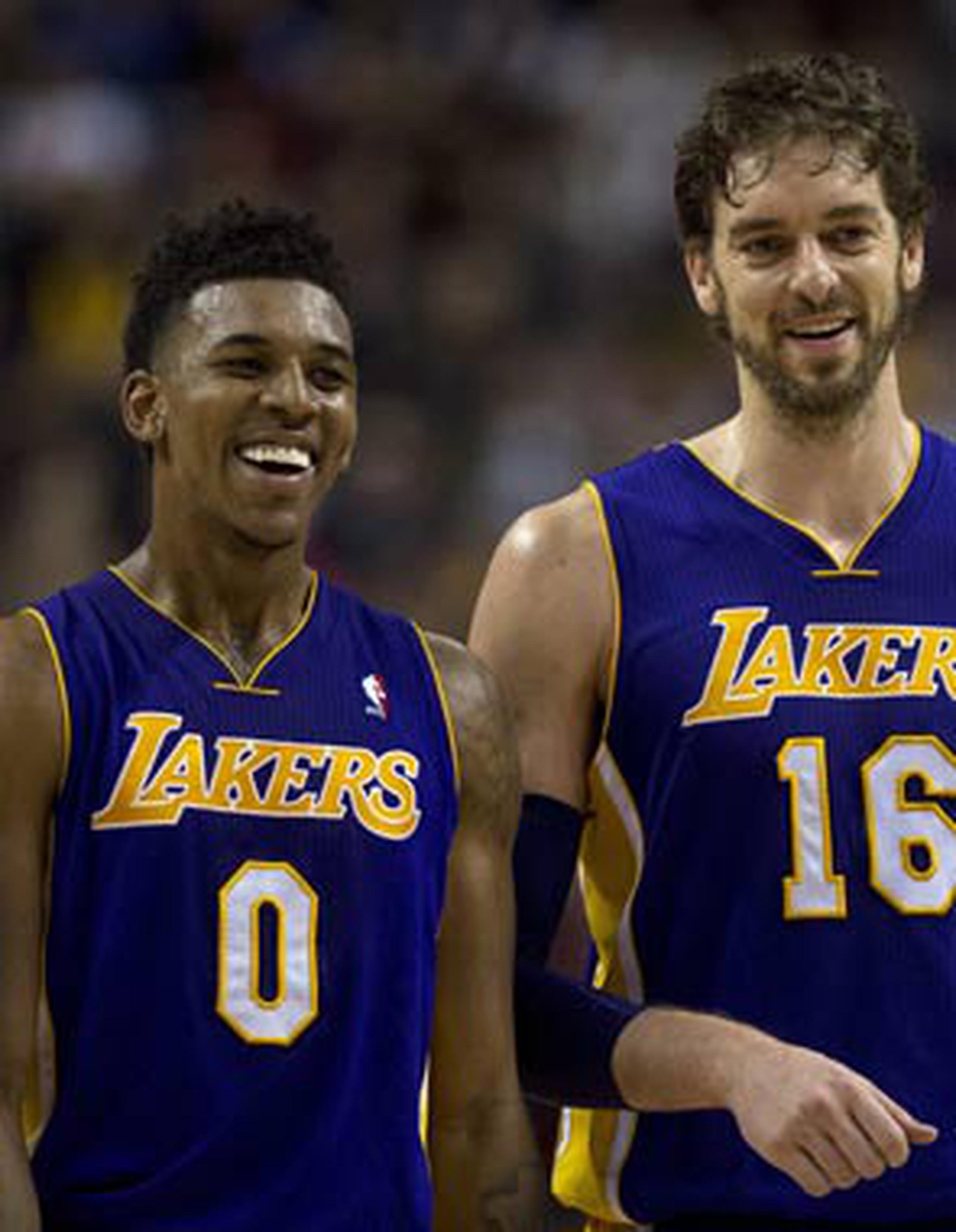 Nick Young (#0) anotó 14 puntos en el cuarto período, cuando los Lakers remontaron un déficit de 19 puntos. (AP)