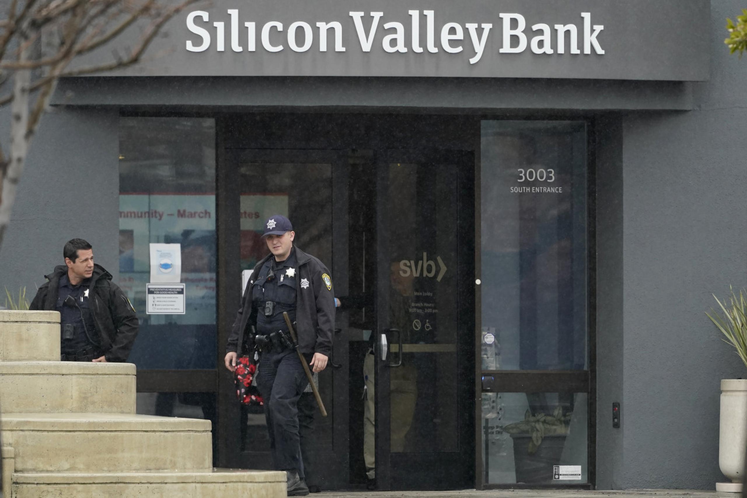 Agentes de la policía en el Silicon Valley Bank, en Santa Clara, California, el pasado viernes tras su colapso.