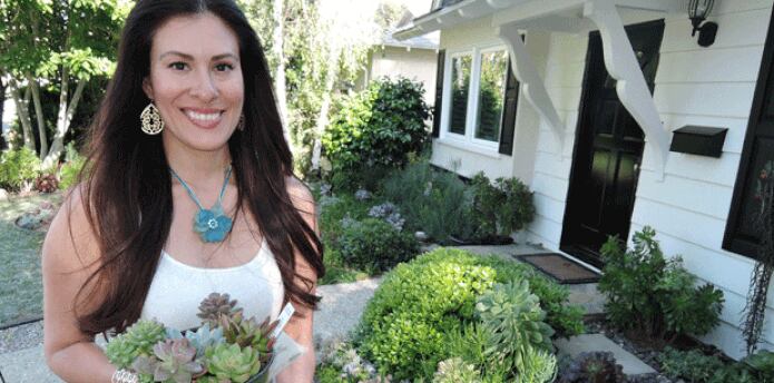"Transformé mi jardín con plantas de poca agua el año pasado porque en mi recibo bimensual por agua pagaba mucho", dijo a Efe Zaida Correa, residente de la localidad de Woodland Hills.  (EFE)