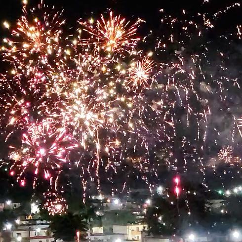 Impresionante vídeo: fuegos artificiales iluminan a San Juan