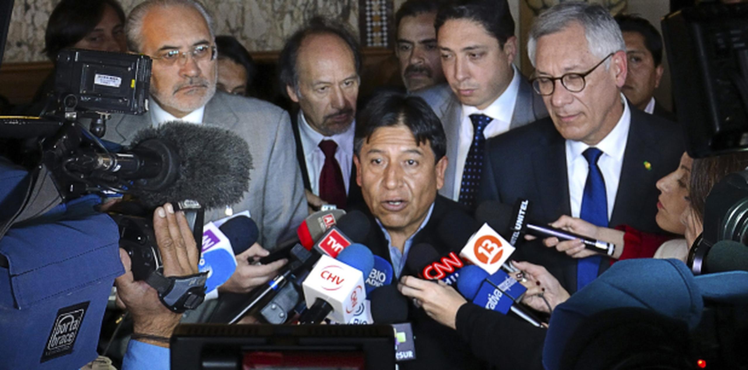 El canciller de Bolivia David Choquehuanca, al centro, atiende a la prensa tras los alegatos orales ante la Corte Internacional en el caso que enfrenta a Bolivia y Chile por la salida al océano Pacífico que pide La Paz. (EFE)