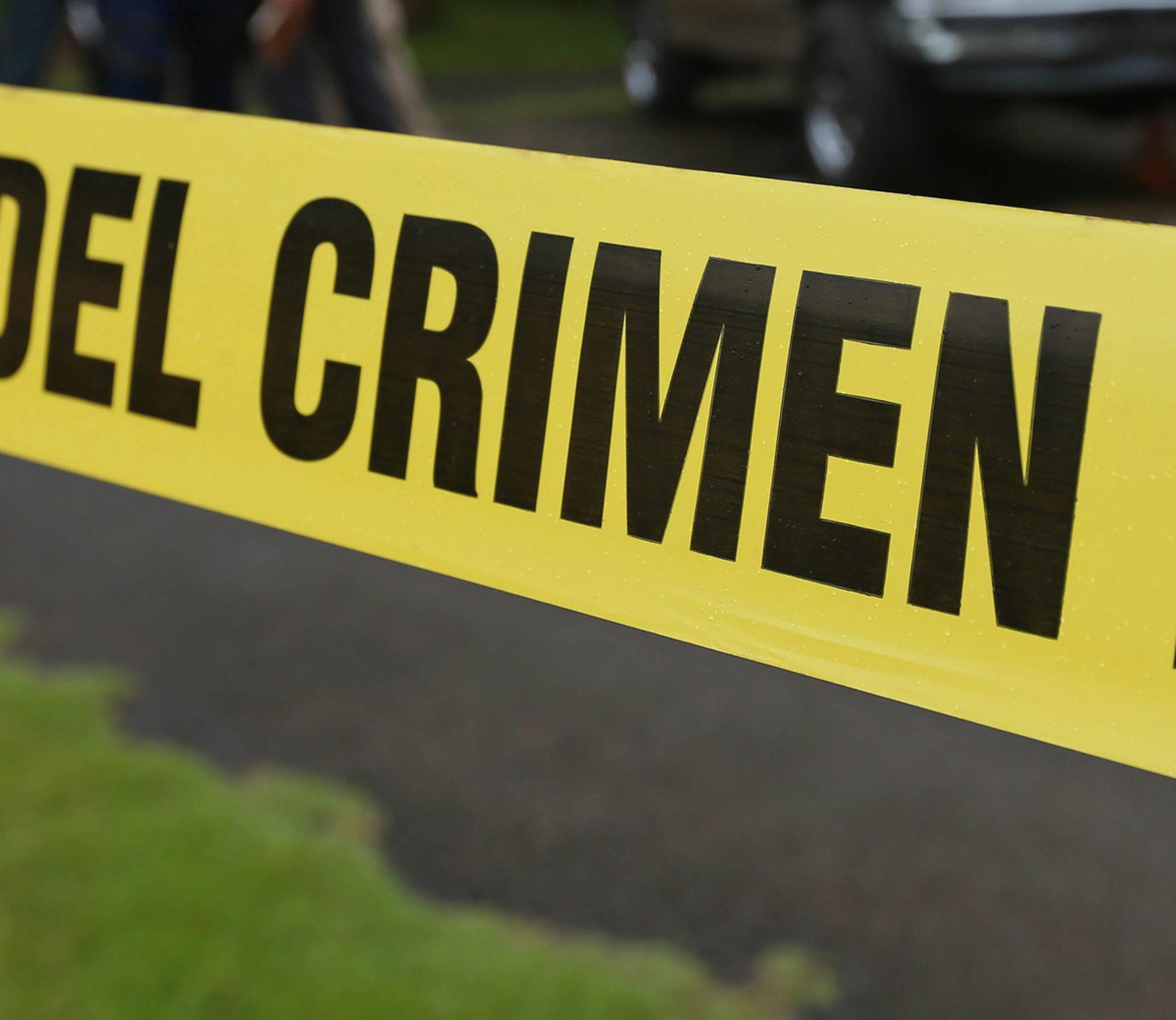 Investigadores forenses hallaron varios casquillos de bala frente a la residencia del hombre. (GFR Media)
