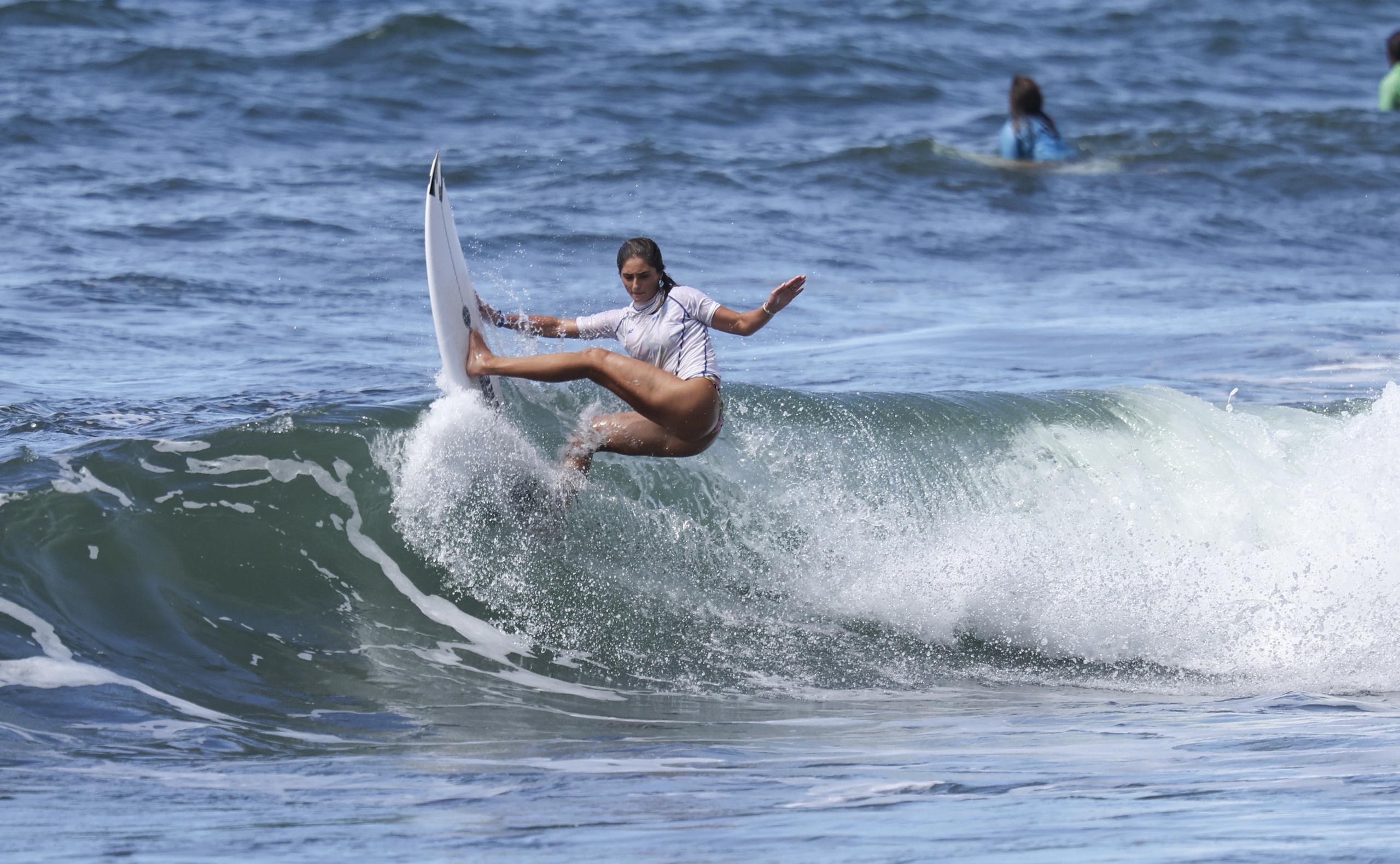 La surfer Havanna Cabrera será una de las atletas que buscará clasificar a las Olimpiadas desde finales de febrero cuando compitan en el Mundial de Surf de tabla corta en Puerto Rico.