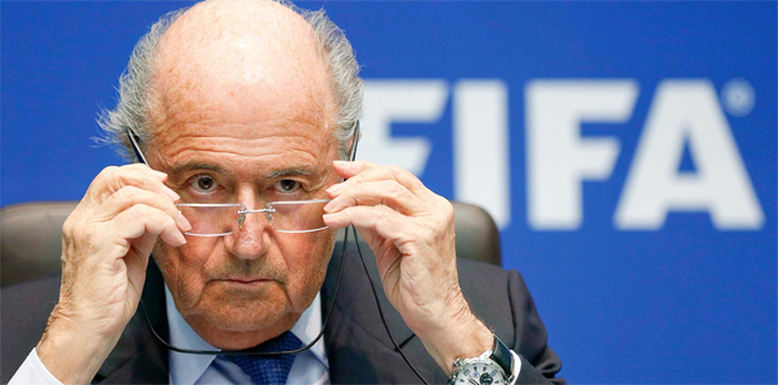 En su discurso del 2 de junio, Blatter no empleó la palabra "renuncia" al comprometerse a no postularse en las próximas elecciones, que se realizarían entre diciembre y marzo. (AP)