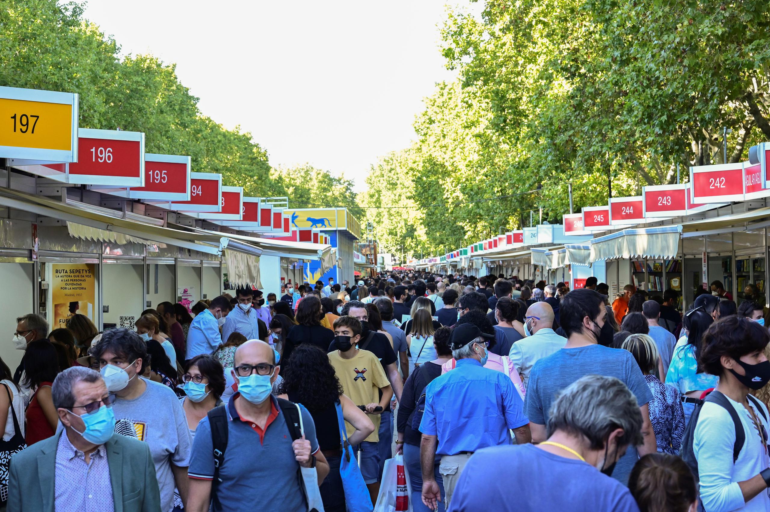 Imagen de una de las calles de la Feria del Libro de Madrid, en una imagen de la pasada edición. EFE / Victor Lerena.
