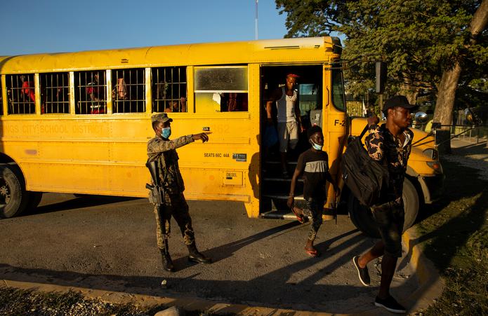 Haitianos son deportados desde República Dominicana por el paso fronterizo de Comendador. (Fotografía de archivo/EFE/ Orlando Barría)