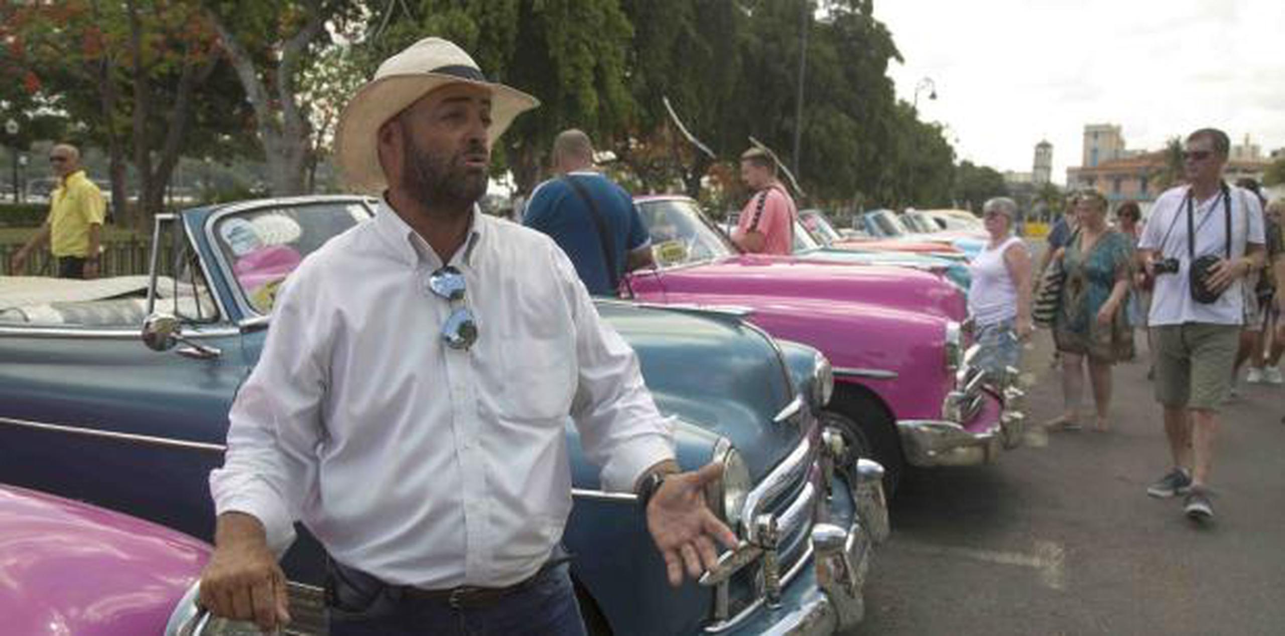 Yosbell Figueroa, quien es conductor de autos clásico, esperaba clientes en La Habana ayer, miércoles. (AP / Ismael Francisco)
