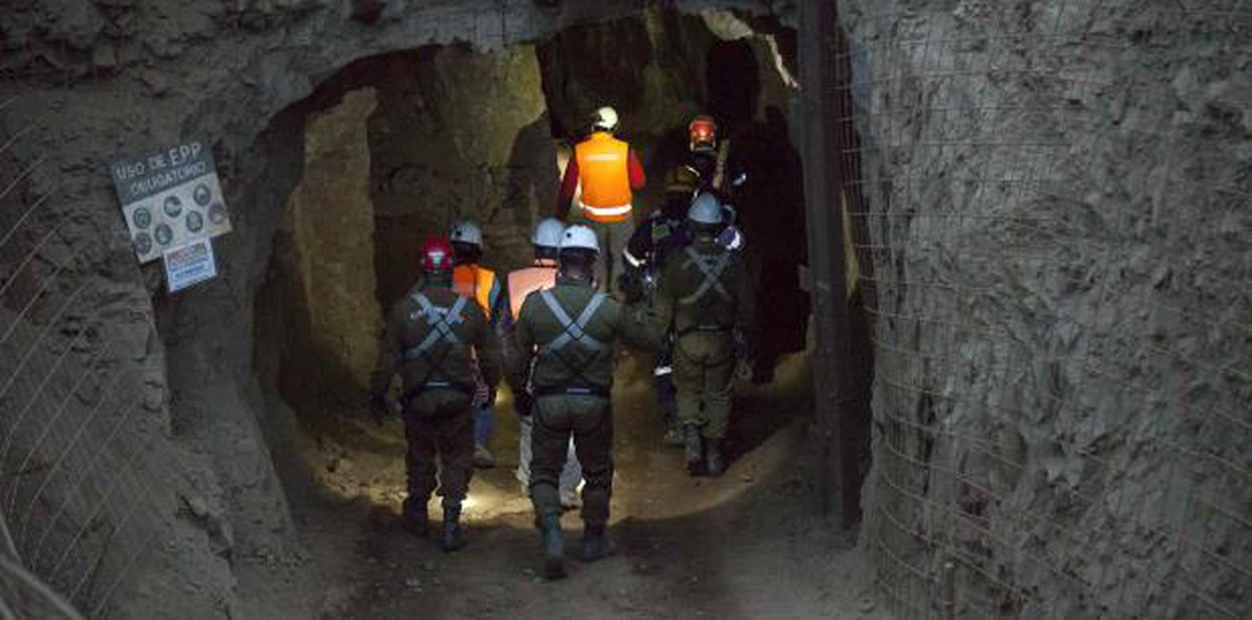 La mina, que tiene al menos 50 años de antigüedad, es como “un verdadero queso gruyer, que tiene muchos túneles”, por lo que los rescatistas se toparon con muchas dificultades . (AP)