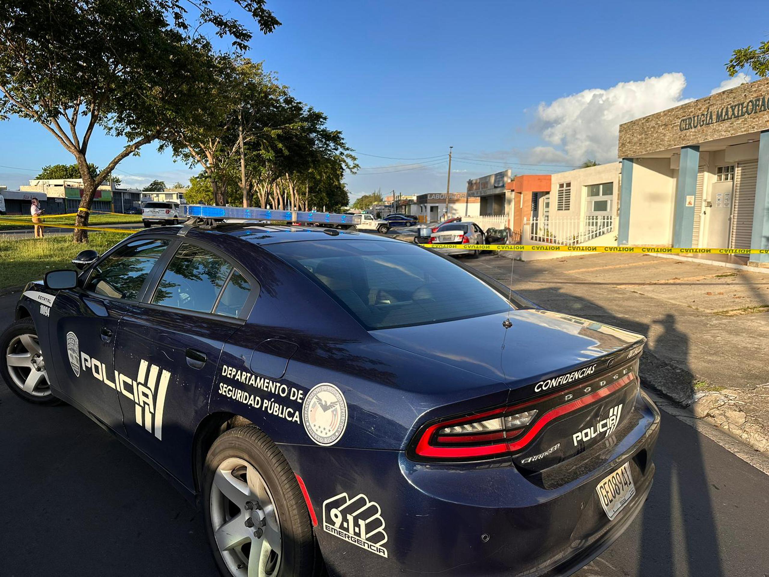 Un hombre fue asesinado y dos resultaron heridos en una balacera que comenzó en la avenida Paseo de los Gogantes y termino en la calle 401 de la urbanización Villa Carolina.