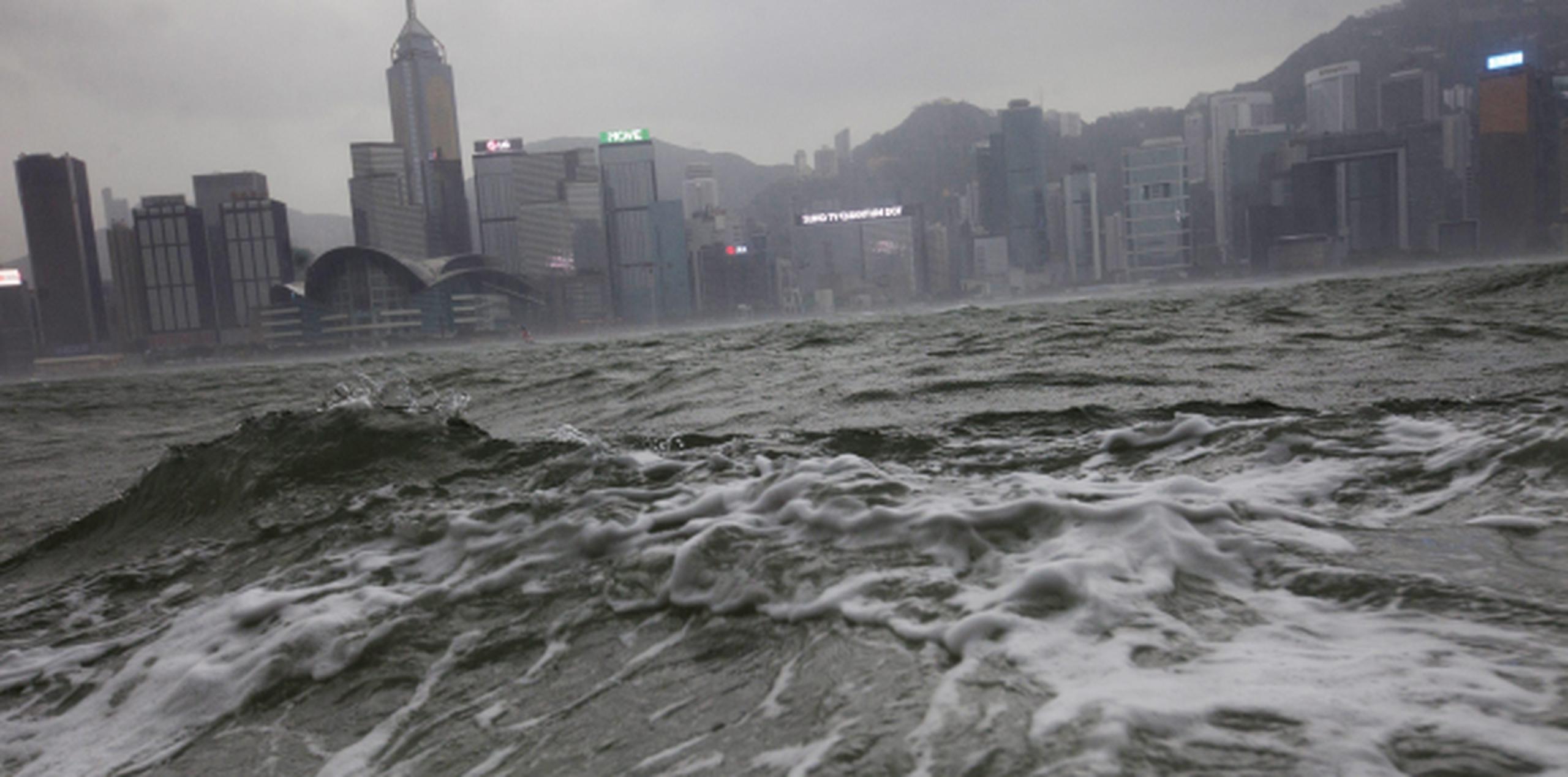 Vista general de aguas turbulentas frente al muelle Victoria en Hong Kong, China (AP)