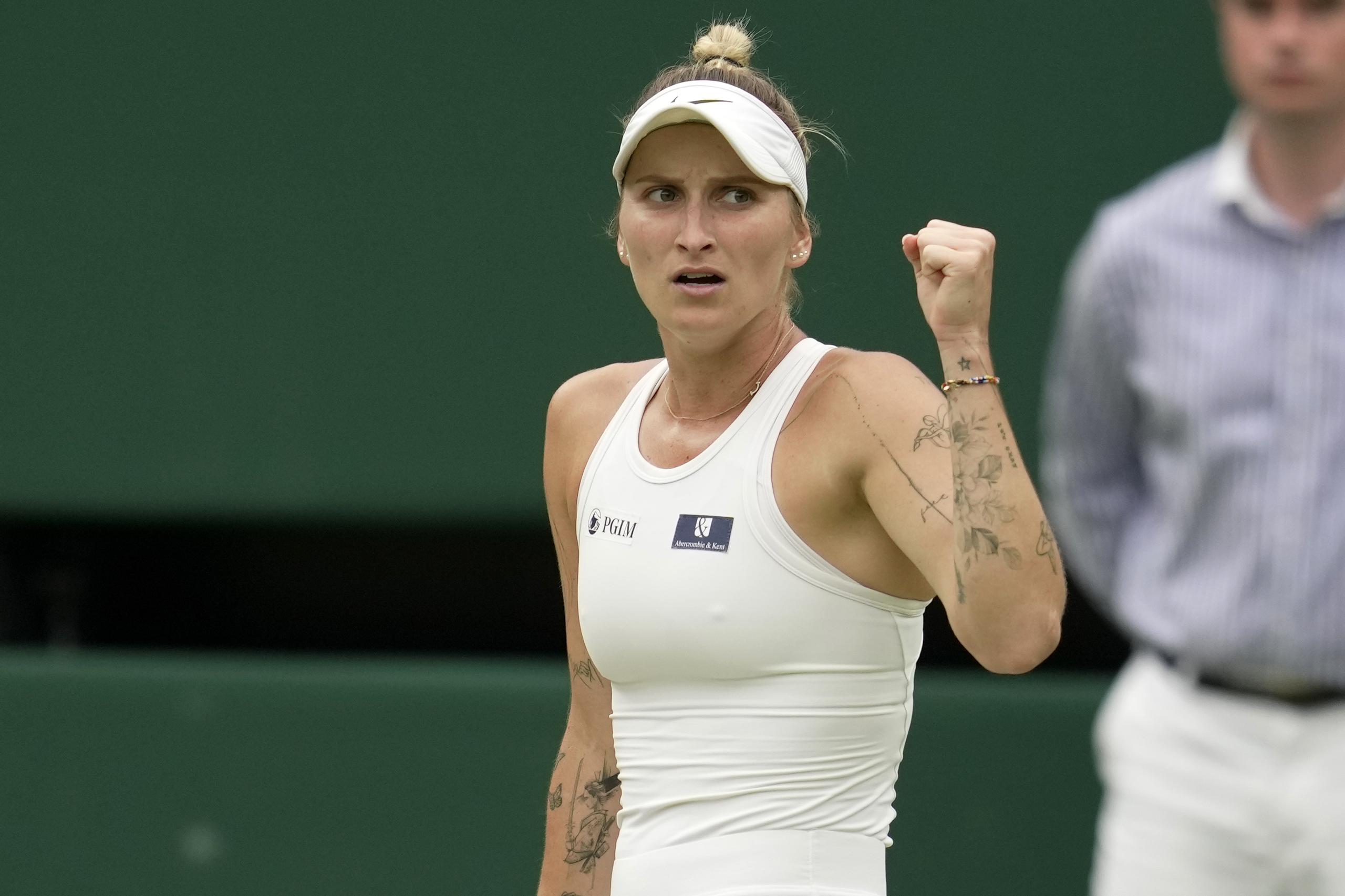 Marketa Vondrousova reacciona durante el duelo contra Elina Svitolina en las semifinales del torneo de Wimbledon.