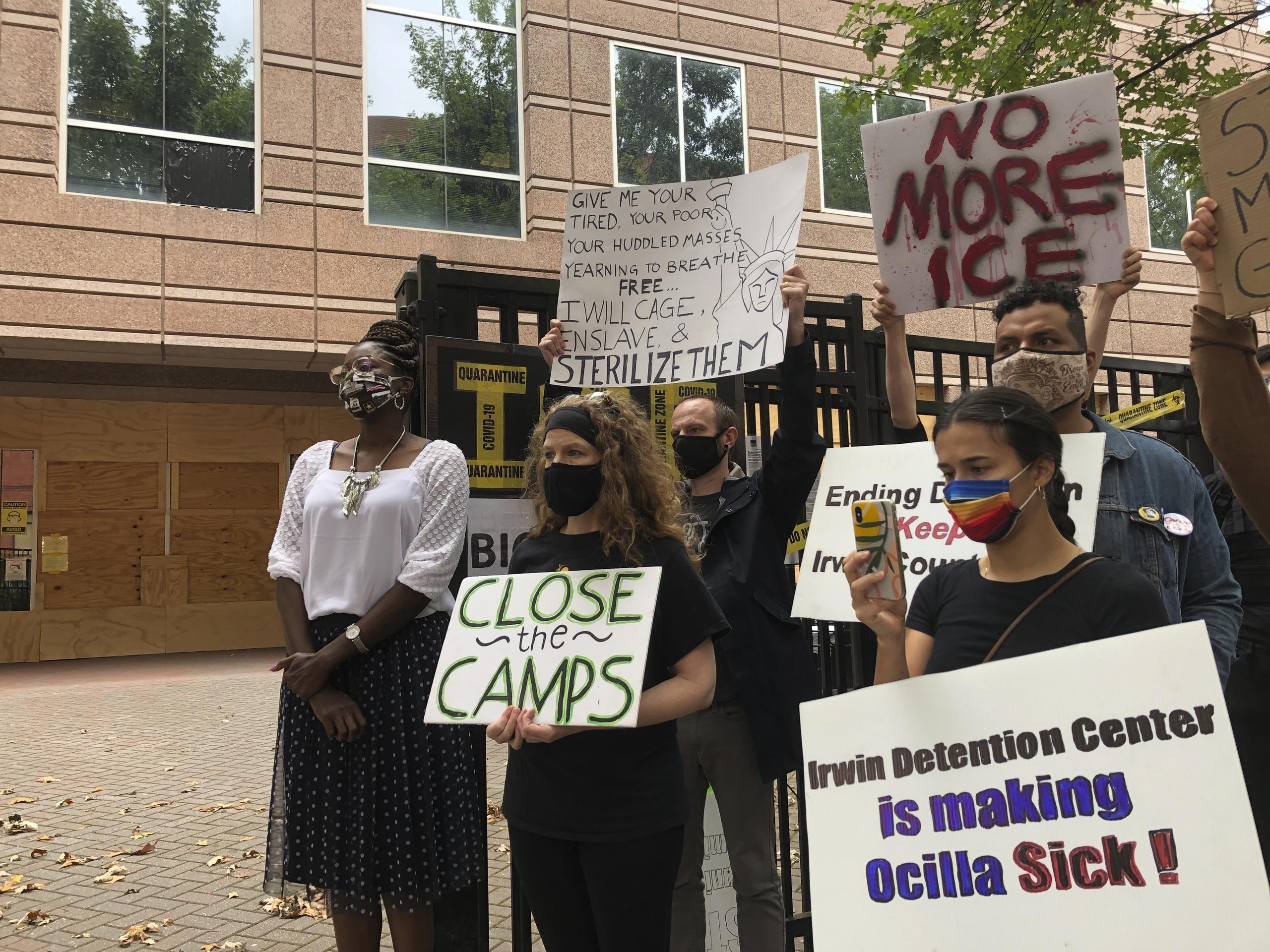 Dawn Wooten, a la izquierda, una enfermera del Centro de Detención del Condado de Irwin en Ocilla, Georgia, habla en una conferencia de prensa en Atlanta protestando por las condiciones en la cárcel de inmigración.