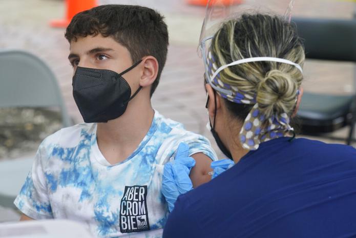 Andrés Veloso, de 12 años, recibe la primera dosis de la vacuna de Pzifer el 9 de agosto de 2021 en Miami.