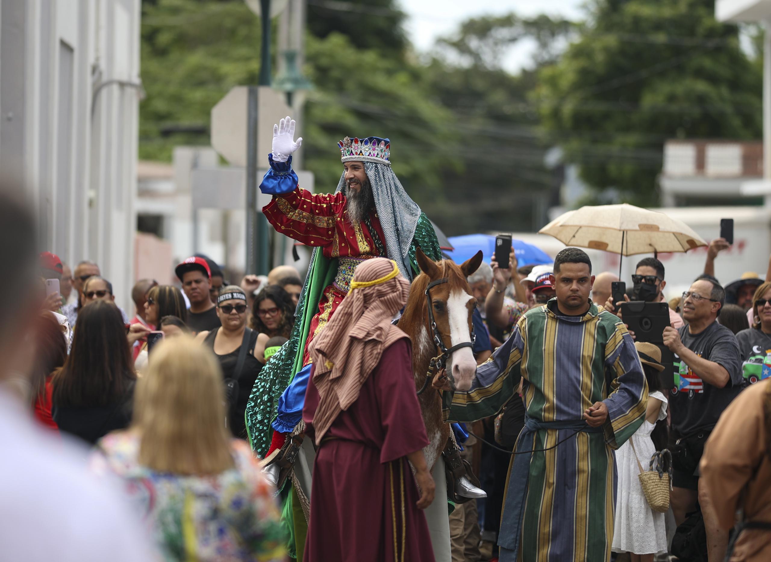 Miles de boricuas han presenciado la llegada de Los Reyes Magos de Juana Díaz a su pueblo natal.